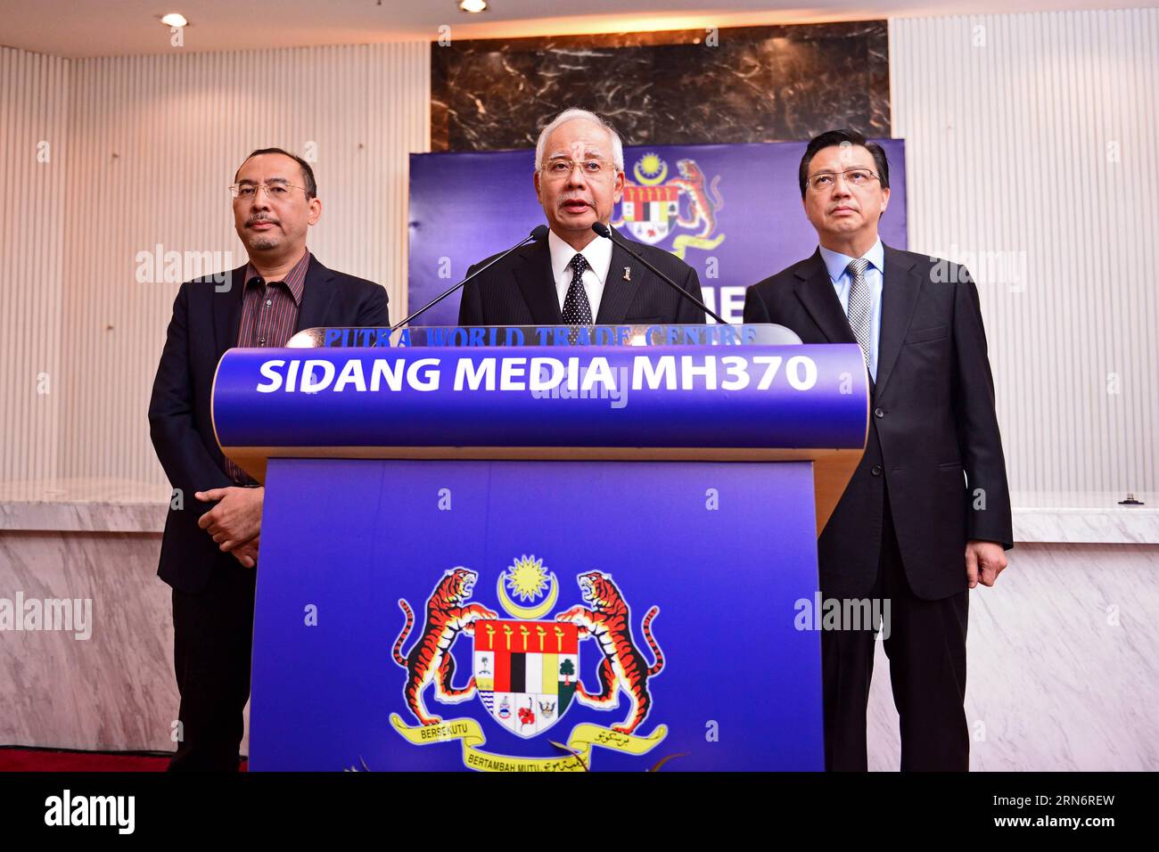 (150806) -- KUALA LUMPUR, Aug. 6, 2015 -- Malaysian Prime Minister Najib Razak (C) attends a press conference on the missing Malaysian Airlines flight MH370 in Kuala Lumpur, Malaysia, Aug. 6, 2015. Verification had confirmed that the debris discovered on the Reunion Island belongs to the missing Malaysian Airlines flight MH370, Malaysian Prime Minister Najib Razak announced here early on Thursday. ) MALAYSIA-KUALA LUMPUR-PM-MH 370 FLIGHT-PRESS CONFERENCE ChongxVoonxChung PUBLICATIONxNOTxINxCHN   Kuala Lumpur Aug 6 2015 Malaysian Prime Ministers Najib Razak C Attends a Press Conference ON The M Stock Photo