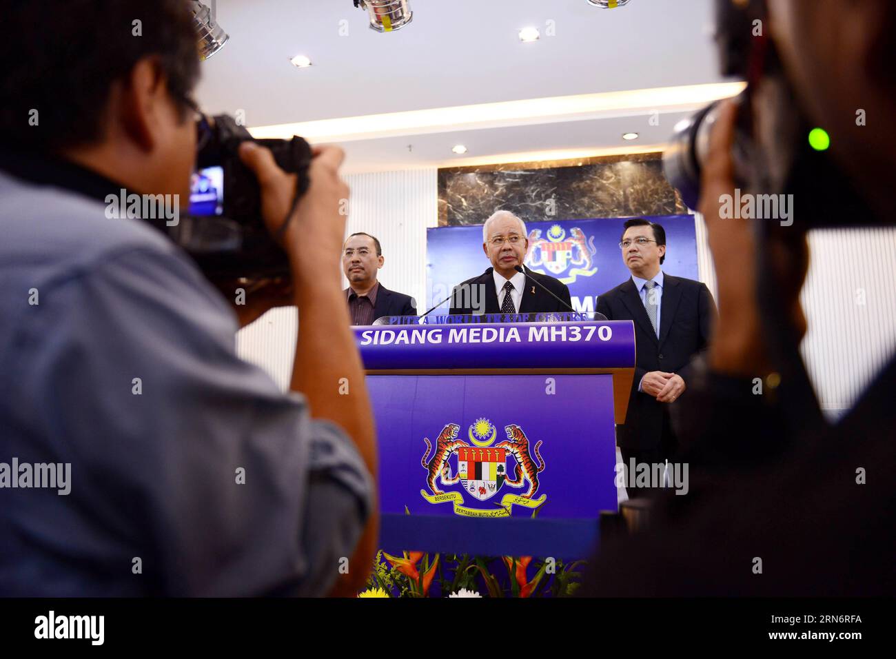 (150806) -- KUALA LUMPUR, Aug. 6, 2015 -- Malaysian Prime Minister Najib Razak (C) attends a press conference on the missing Malaysian Airlines flight MH370 in Kuala Lumpur, Malaysia, Aug. 6, 2015. Verification had confirmed that the debris discovered on the Reunion Island belongs to the missing Malaysian Airlines flight MH370, Malaysian Prime Minister Najib Razak announced here early on Thursday. ) MALAYSIA-KUALA LUMPUR-PM-MH 370 FLIGHT-PRESS CONFERENCE ChongxVoonxChung PUBLICATIONxNOTxINxCHN   Kuala Lumpur Aug 6 2015 Malaysian Prime Ministers Najib Razak C Attends a Press Conference ON The M Stock Photo