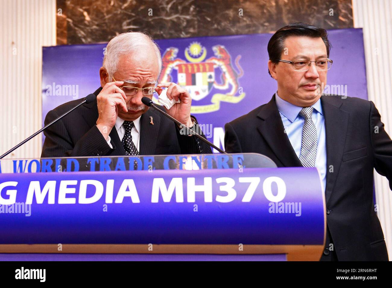 (150806) -- KUALA LUMPUR, Aug. 6, 2015 -- Malaysian Prime Minister Najib Razak (L) attends a press conference on the missing Malaysian Airlines flight MH370 in Kuala Lumpur, Malaysia, Aug. 6, 2015. Verification had confirmed that the debris discovered on the Reunion Island belongs to the missing Malaysian Airlines flight MH370, Malaysian Prime Minister Najib Razak announced here early on Thursday. ) MALAYSIA-KUALA LUMPUR-PM-MH 370 FLIGHT-PRESS CONFERENCE ChongxVoonxChung PUBLICATIONxNOTxINxCHN   Kuala Lumpur Aug 6 2015 Malaysian Prime Ministers Najib Razak l Attends a Press Conference ON The M Stock Photo