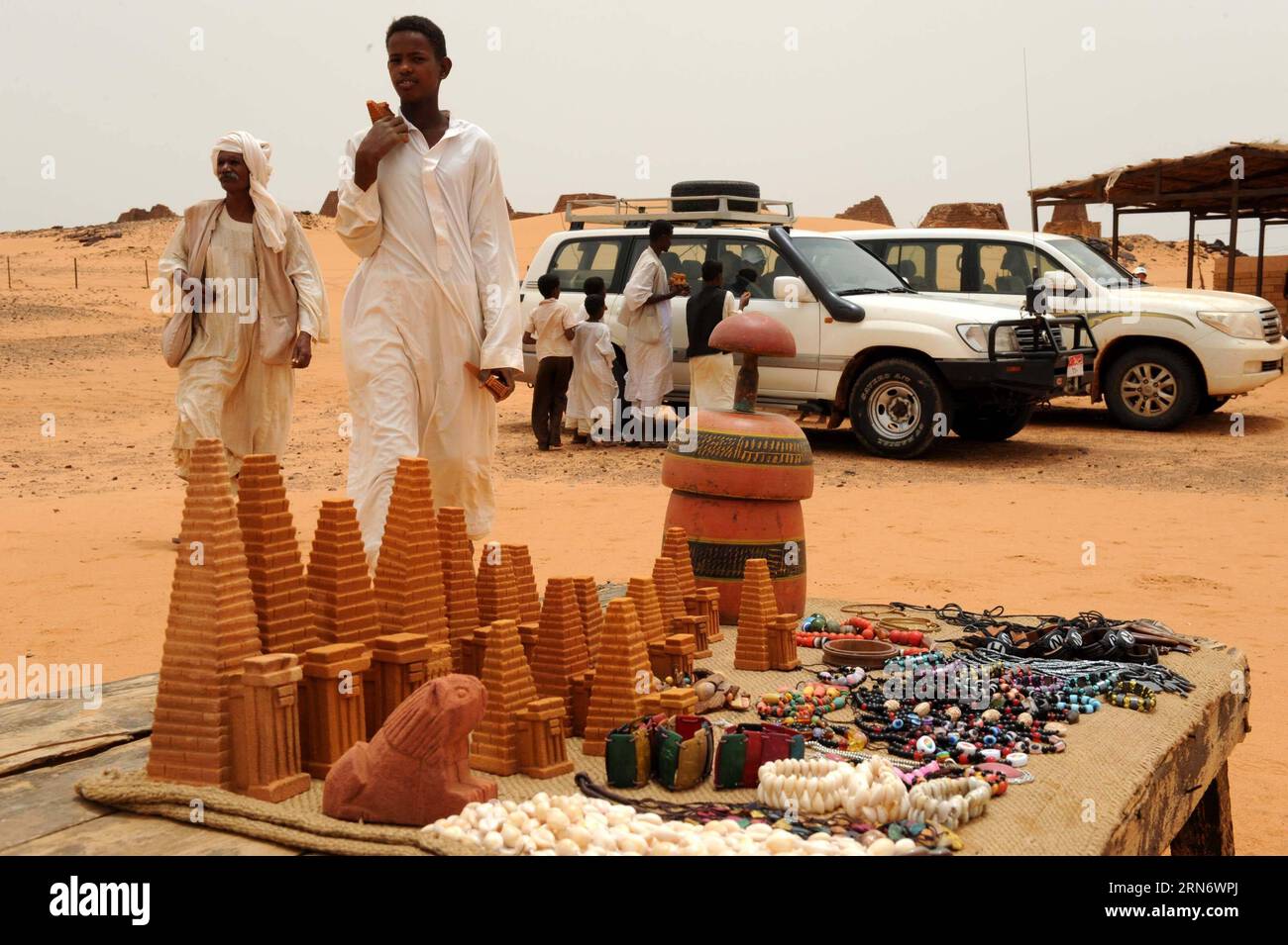 Pyramiden von Meroe in Sudan (150808) -- KHARTOUM, - Vendors sell souvenirs in Meroe, 250km north of Khartoum, capital of Sudan, on Aug.7, 2015. The Archaeological Sites of the Island of Meroe, a semi-desert landscape between the Nile and Atbara rivers, was the heartland of the Kingdom of Kush, a major power from the 8th century B.C. to the 4th century A.D. The property consists of the royal city of the Kushite kings at Meroe, near the River Nile, the nearby religious site of Naqa and Musawwarat es Sufra. )(bxq) SUDAN-KHARTOUM-MEROE PYRAMIDS LixZiheng PUBLICATIONxNOTxINxCHN   Pyramids from Mer Stock Photo