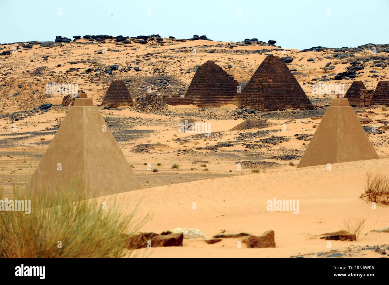 Pyramiden von Meroe in Sudan (150808) -- KHARTOUM,  - Photo taken on Aug. 7, 2015 shows Meroe Pyramids to tourist in Meroe, 250km north of Khartoum, capital of Sudan. The Archaeological Sites of the Island of Meroe, a semi-desert landscape between the Nile and Atbara rivers, was the heartland of the Kingdom of Kush, a major power from the 8th century B.C. to the 4th century A.D. The property consists of the royal city of the Kushite kings at Meroe, near the River Nile, the nearby religious site of Naqa and Musawwarat es Sufra. )(bxq) SUDAN-KHARTOUM-MEROE PYRAMIDS LixZiheng PUBLICATIONxNOTxINxC Stock Photo