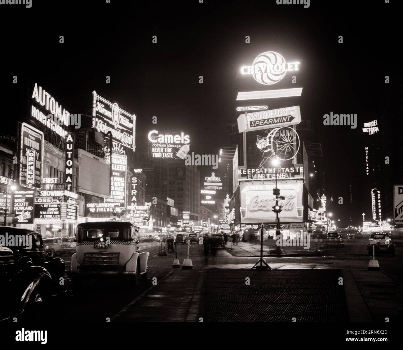 1930s TIMES SQUARE NYC LOOKING NORTH FROM 46TH STREET BROADWAY HORN