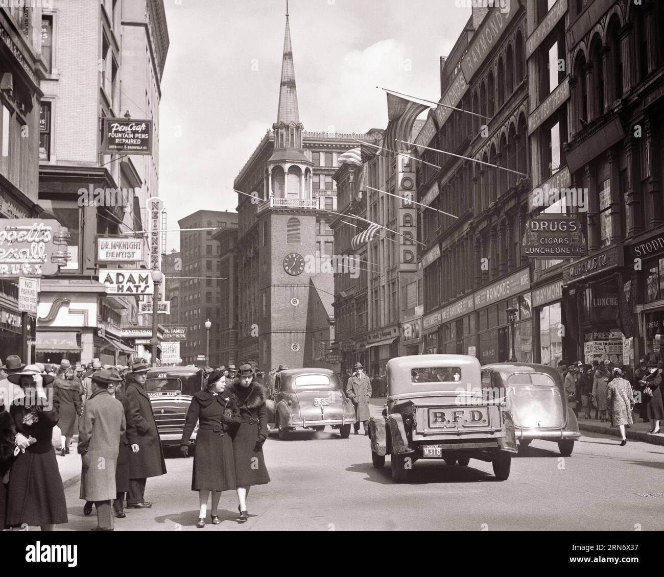 1940s TRAFFIC & PEDESTRIANS ON BUSY WASHINGTON STREET WITH SPIRE OF OLD SOUTH CHURCH IN THE BACKGROUND BOSTON MASSACHUSETTS USA - q40464 CPC001 HARS ARCHITECTURE FEMALES COATS TRANSPORT COPY SPACE FULL-LENGTH LADIES PERSONS SHOPS MALES CHRISTIAN PEDESTRIANS TRANSPORTATION B&W MASSACHUSETTS SHOPPER SHOPPERS STRUCTURE RELIGIOUS CHRISTIANITY EXCITEMENT STORES CITIES COMMERCE FAITH FURS MA NEW ENGLAND SPIRITUAL & BELIEF BLACK AND WHITE BUSINESSES INSPIRATIONAL OLD FASHIONED PICKUP TRUCK SPIRE Stock Photo