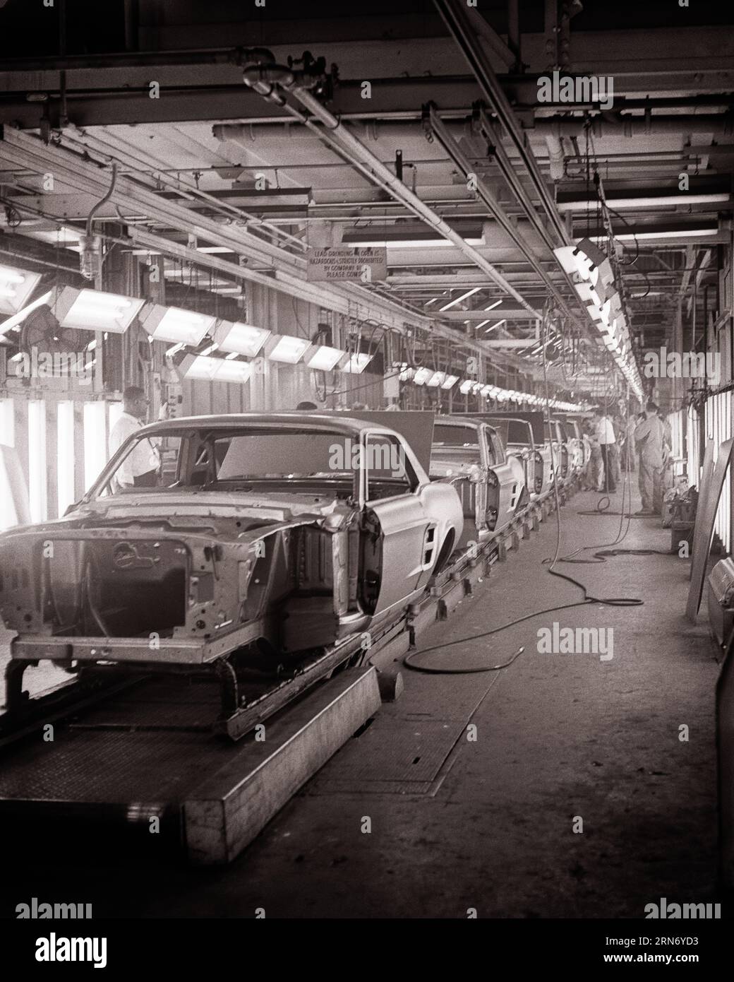 1960s FORD MUSTANG AUTOMOBILE CAR BODIES ON ASSEMBLY LINE EDISON ASSEMBLY OR METUCHEN ASSEMBLY PLANT NEW JERSEY USA - i5010 HAR001 HARS NJ 2004 CONCEPTUAL AUTOMOBILES STYLISH VEHICLES NEW JERSEY FORD MOTOR COMPANY PRECISION 1948 BLACK AND WHITE HAR001 OLD FASHIONED Stock Photo
