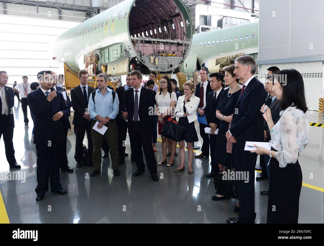 (150812) -- TIANJIN, Aug. 12, 2015 -- A staff member gives an introduction to British Foreign Secretary Philip Hammond at the Airbus factory in Tianjin, north China, Aug. 12, 2015. Tianjin is the first stop of Philip Hammond s visit in China. )(mcg) CHINA-TIANJIN-PHILIP HAMMOND-VISIT (CN) ZhangxChenlin PUBLICATIONxNOTxINxCHN   150812 Tianjin Aug 12 2015 a Staff member Gives to Introduction to British Foreign Secretary Philip Hammond AT The Airbus Factory in Tianjin North China Aug 12 2015 Tianjin IS The First Stop of Philip Hammond S Visit in China McG China Tianjin Philip Hammond Visit CN Zha Stock Photo
