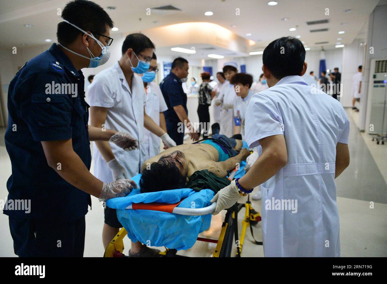 (150813) -- TIANJIN, Aug. 13, 2015 () -- A man injured in the explosion of the Binhai new district is sent to the Tianjin Taida Hospital in north China s Tianjin Municipality, Aug. 13, 2015. The death toll has climbed to 44 from two massive blasts that ripped through a warehouse in north China s port city of Tianjin as of Thursday noon, according to rescue headquarters. Twelve firefighters were among the dead. () (zwx) CHINA-TIANJIN-EXPLOSION(CN) Xinhua PUBLICATIONxNOTxINxCHN   150813 Tianjin Aug 13 2015 a Man Injured in The Explosion of The Binhai New District IS Sent to The Tianjin  Hospital Stock Photo
