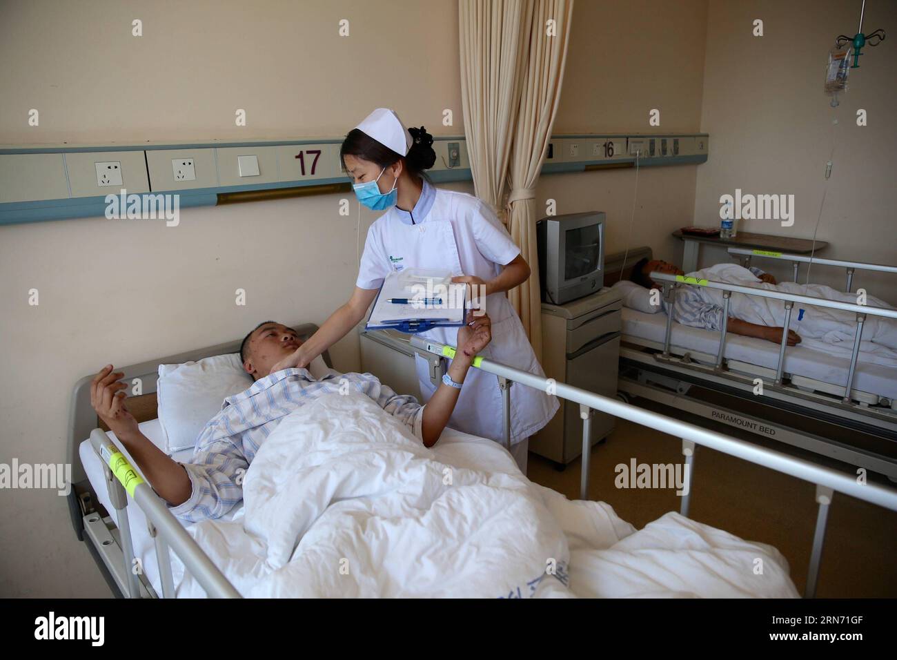 (150813) -- TIANJIN, Aug. 13, 2015 -- Firefighter Liu Xiaojing receives medical treatment at Taida Hospital in Tianjin, north China, Aug. 13, 2015. The death toll has climbed to 44 from two massive blasts that ripped through a warehouse in north China s port city of Tianjin as of Thursday noon, according to rescue headquarters. Twelve firefighters were among the dead. More than 1,000 firefighters and rescuers are working at the explosion site. ) (lfj) CHINA-TIANJIN-EXPLOSION-FIREFIGHTERS (CN) JinxLiwang PUBLICATIONxNOTxINxCHN   150813 Tianjin Aug 13 2015 Fire Fighter Liu Xiao Jing receives Med Stock Photo