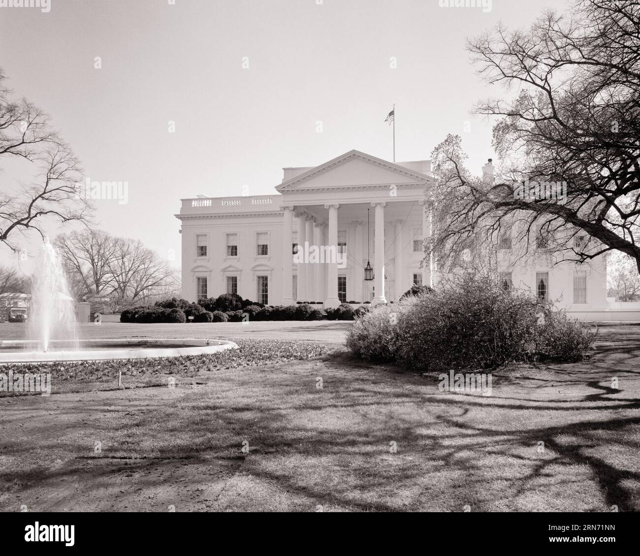 1970s NORTHERN FACADE OF THE WHITE HOUSE OFFICIAL RESIDENCE OF THE PRESIDENT OF THE UNITED STATES IN WASHINGTON DC USA - r24347 HAR001 HARS PRESIDENTIAL NEOCLASSICAL AUTHORITY POLITICS CAPITAL REAL ESTATE CONCEPTUAL STRUCTURES CITIES OFFICIAL RESIDENCE EDIFICE FACADE BLACK AND WHITE DISTRICT FEDERAL HAR001 OLD FASHIONED PALLADIAN WHITE HOUSE Stock Photo