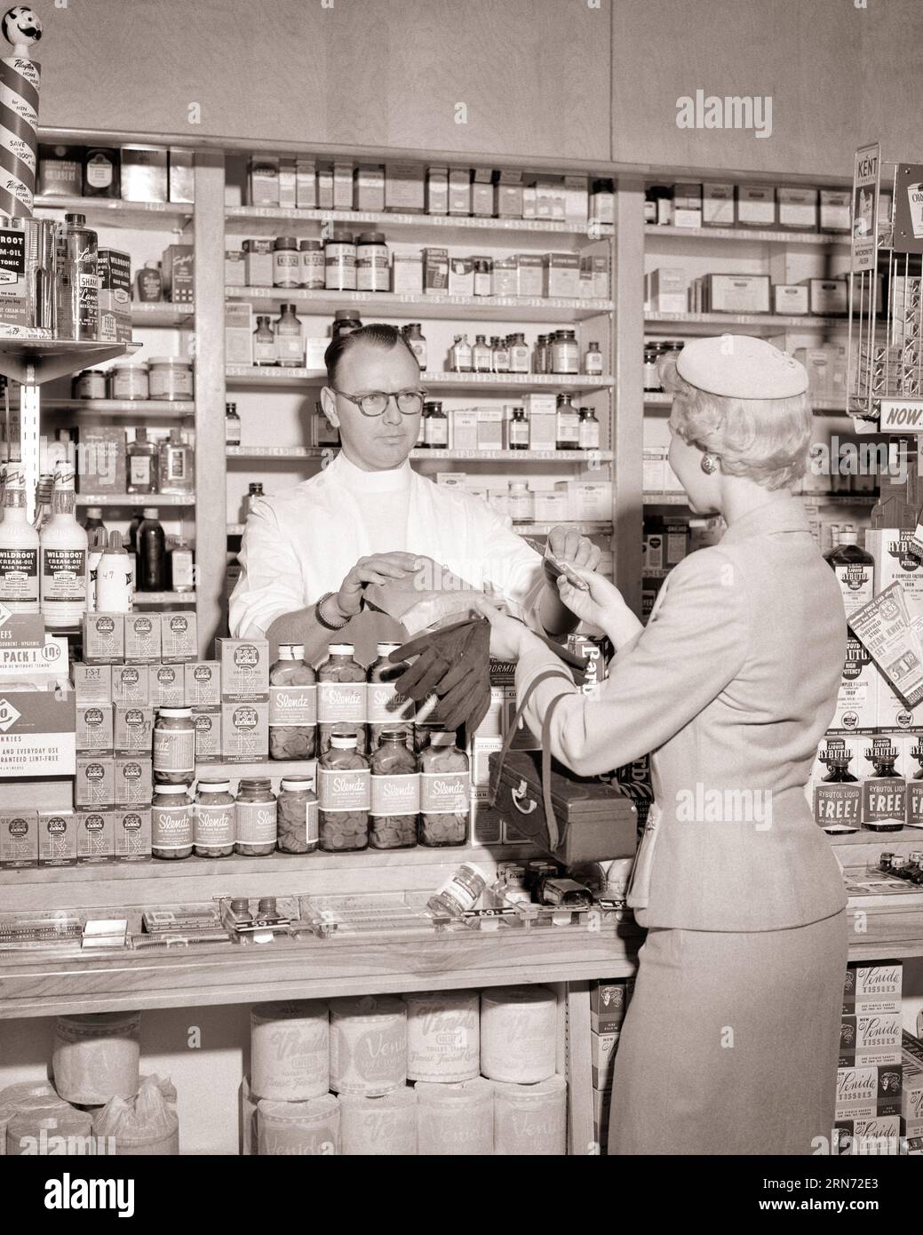 10 Photos of What Shopping Was Like in the 1950s
