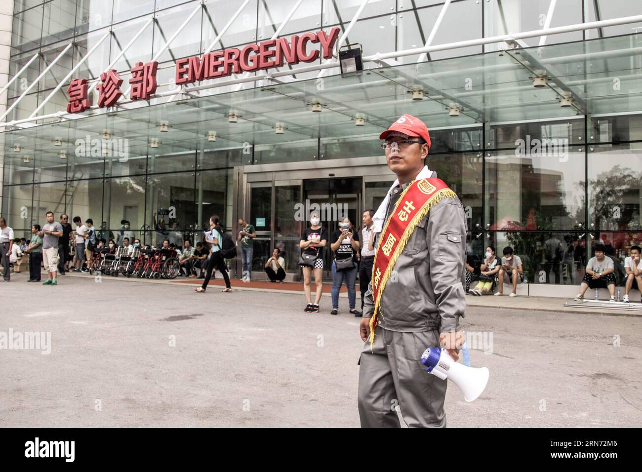 (150814) -- TIANJIN, Aug. 14, 2015 -- A volunteer is seen at Taida Hospital near the warehouse explosion site in Tianjin, north China, Aug. 14, 2015. The death toll has risen to 56, including 21 firemen, from massive warehouse explosions that hit Tianjin Wednesday night, local authorities said Friday. Meanwhile, 721 others were hospitalized, including 25 critically wounded and 33 in serious condition. Firefighters have mostly extinguished the flames at the site. )(mcg) CHINA-TIANJIN-EXPLOSION-VOLUNTEER (CN) ZhengxHuansong PUBLICATIONxNOTxINxCHN   150814 Tianjin Aug 14 2015 a Volunteer IS Lakes Stock Photo