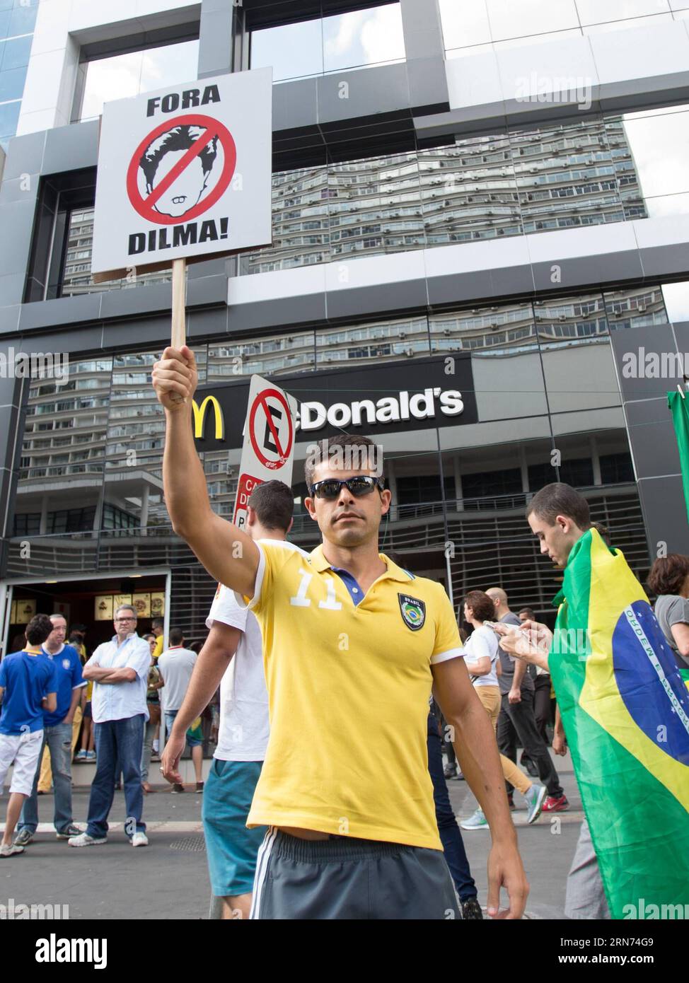 POLITIK Brasilianer protestieren gegen Präsidentin Rousseff A protester holds a cardboard with the slogan Dilma out during an anti-government demonstration in Sao Paulo, Brazil, Aug. 16, 2015. A demonstration took place on the Paulista Avenue in downtown Sao Paulo on Sunday with thousands of protesters marching with slogans on flags and cardboards. Support for Brazilian President Dilma Rousseff has fallen to eight percent in a recent poll as she was accused of failing to curb corruption and the slump of economy. ) BRAZIL-SAO PAULO-SOCIETY-DEMONSTRATION XuxZijian PUBLICATIONxNOTxINxCHN   politi Stock Photo