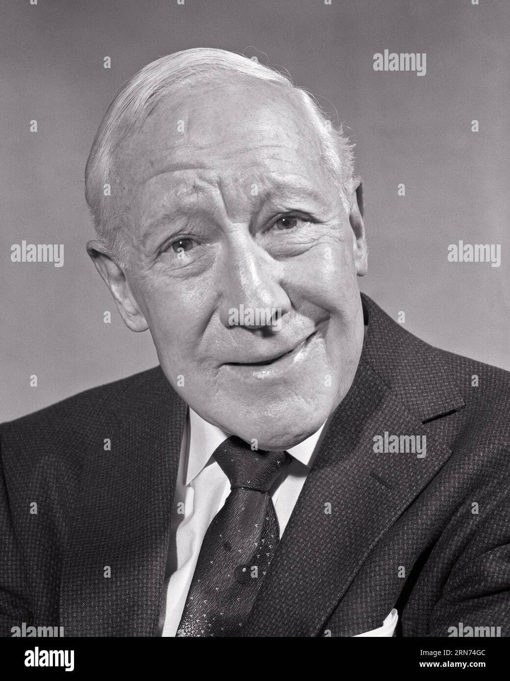1950s PORTRAIT OF SENIOR MAN WEARING SUIT AND TIE SMILING LOOKING AT CAMERA  - p1598 HAR001 HARS OLDSTERS HEAD AND SHOULDERS CHEERFUL OLDSTER AND SMILES ELDERS FRIENDLY JOYFUL STYLISH ELDERLY MAN BLACK AND WHITE CAUCASIAN ETHNICITY HAR001 OLD FASHIONED Stock Photo