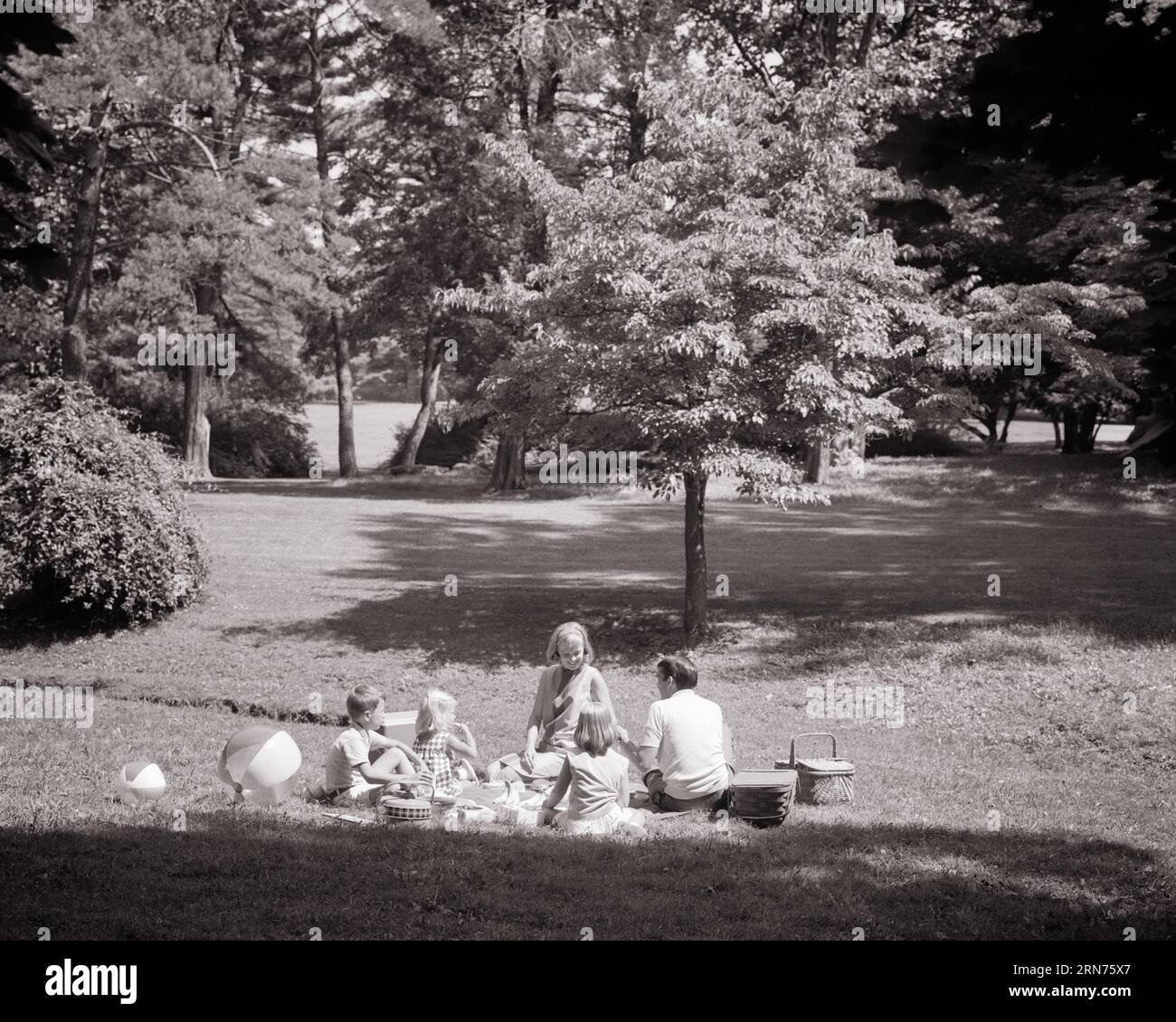 1960s 1970s FAMILY PICNIC IN THE PARK MOTHER FATHER SON DAUGHTERS - c11395 HAR001 HARS COMMUNITY SUBURBAN URBAN MOTHERS OLD TIME NOSTALGIA BROTHER OLD FASHION SISTER 1 JUVENILE PEACE SONS FAMILIES JOY LIFESTYLE FIVE FEMALES MARRIED 5 BROTHERS SPOUSE HUSBANDS COPY SPACE FRIENDSHIP HALF-LENGTH LADIES DAUGHTERS PERSONS MALES SIBLINGS SISTERS FATHERS B&W PARTNER SUMMERTIME WELLNESS HIGH ANGLE LEISURE DADS SIBLING AL FRESCO PICNICKING BASKETS COOPERATION JUVENILES MID-ADULT MID-ADULT MAN MID-ADULT WOMAN MOMS TOGETHERNESS WIVES BLACK AND WHITE CAUCASIAN ETHNICITY HAR001 OLD FASHIONED Stock Photo