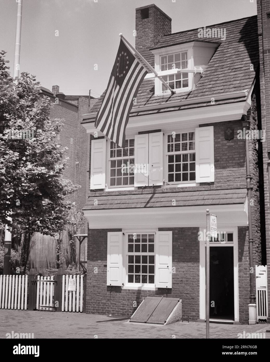 1940s THE BETSY ROSS HOUSE PHILADELPHIA PA USA - p182 HAR001 HARS REAL ESTATE STRUCTURES STARS AND STRIPES EDIFICE REVOLT AMERICAN REVOLUTIONARY WAR OLD GLORY 1770s BETSY ROSS COLONIES CREATIVITY RED WHITE AND BLUE BLACK AND WHITE CITY OF BROTHERLY LOVE HAR001 OLD FASHIONED Stock Photo