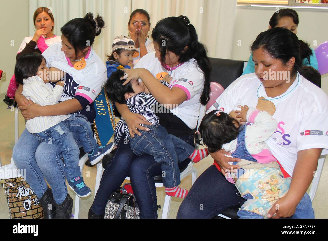(150821) -- LIMA, Aug. 21, 2015 -- Mothers breastfeed their children during the contest Baby Mamoncito in the frame of the Week of Breastfeeding of Peru 2015, in Lima city, Peru, on Aug. 21, 2015. The Week of Breastfeeding of Peru takes place on the fourth week in August every year in order to promote breastfeeding, according to local press information.Luis Camacho) (lc) (jg) PERU-LIMA-SOCIETY-BREASTFEEDING WEEK e LuisxCamacho PUBLICATIONxNOTxINxCHN   150821 Lima Aug 21 2015 Mothers breastfeed their Children during The Contest Baby  in The Frame of The Week of Breastfeeding of Peru 2015 in Lim Stock Photo