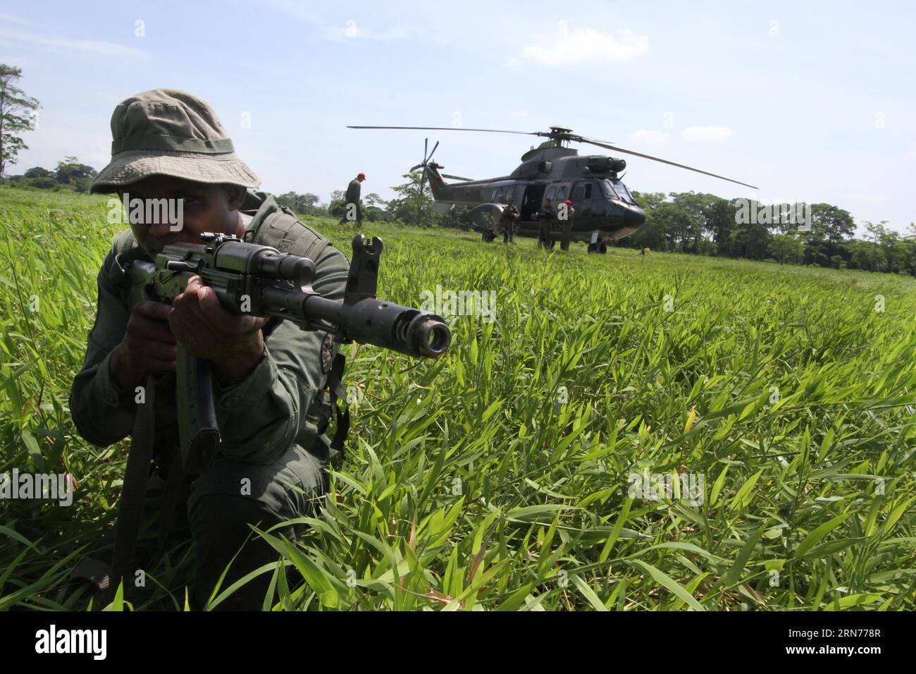 TACHIRA, Aug. 21, 2015 -- A soldier guards near the border between Venezuela and Colombia, in Boca de Grita, Tachira state, Venezuela, on Aug. 21, 2015. Venezuelan President, Nicolas Maduro, announced the extension of the closure of the border with Colombia through San Antonio del Tachira and the locality of Urena, 52km away of San Cristobal, capital of the state, until the two subjects that ambushed members of the Armed Force are captured. ) (da) VENEZUELA-TACHIRA-COLOMBIA-MILITARY-BORDER STR PUBLICATIONxNOTxINxCHN   Tachira Aug 21 2015 a Soldier Guards Near The Border between Venezuela and C Stock Photo