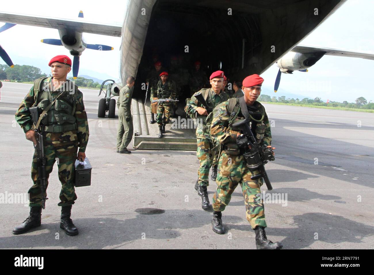 TACHIRA, Aug. 21, 2015 -- Elements of the National Bolivarian Guard (GNB), get down from a carrier plane of the Venezuelan Air Force, near the border between Venezuela and Colombia, in La Fria, Tachira state, Venezuela, on Aug. 21, 2015. Venezuelan President, Nicolas Maduro, announced the extension of the closure of the border with Colombia through San Antonio del Tachira and the locality of Urena, 52km away of San Cristobal, capital of the state, until the two subjects that ambushed members of the Armed Force are captured. ) (da) VENEZUELA-TACHIRA-COLOMBIA-MILITARY-BORDER STR PUBLICATIONxNOTx Stock Photo