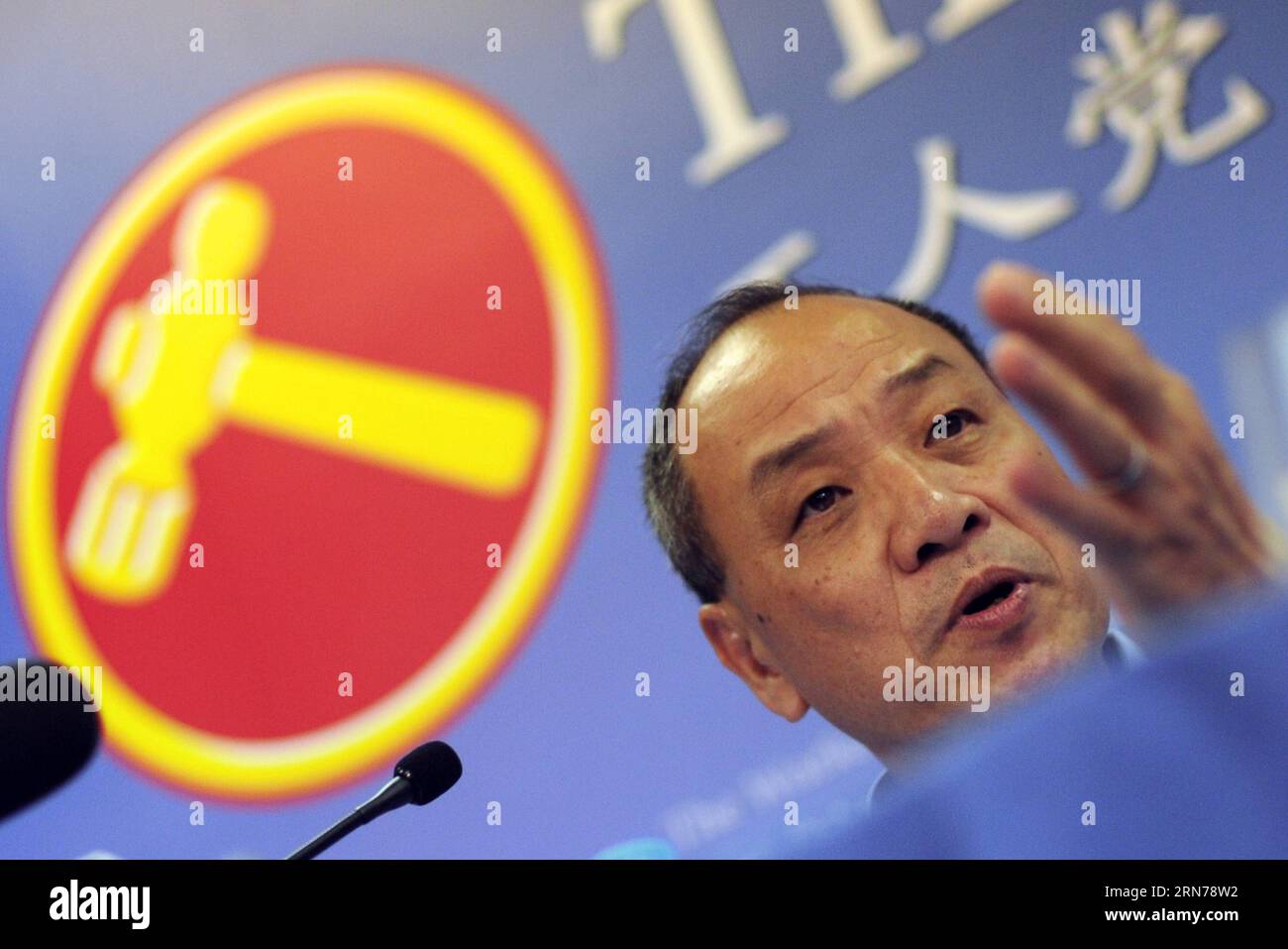 (150826) -- SINGAPORE, Aug. 26, 2015 -- Singapore s Workers Party (WP) s Secretary-General Low Thia Khiang attends a press conference held in the WP s head office in Singapore on Aug. 26, 2015. The WP held a press conference here on Wednesday to introduce four new candidates contesting in the upcoming general elections. ) (lrz) SINGAPORE-WORKERS PARTY-PRESS CONFERENCE-NEW CANDIDATES ThenxChihxWey PUBLICATIONxNOTxINxCHN   150826 Singapore Aug 26 2015 Singapore S Workers Party wp S Secretary General Low Thia Khiang Attends a Press Conference Hero in The wp S Head Office in Singapore ON Aug 26 20 Stock Photo