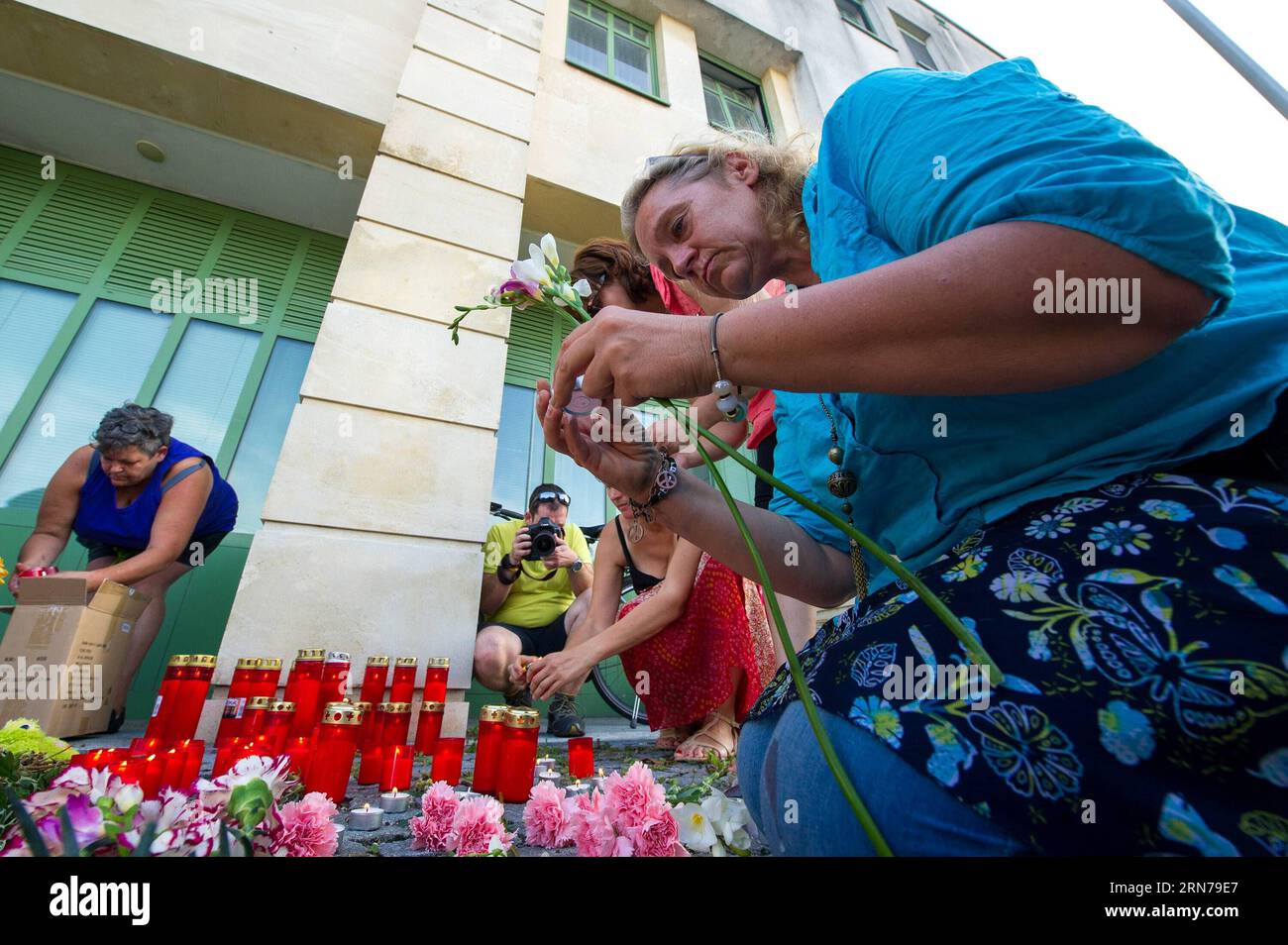 AKTUELLES ZEITGESCHEHEN Tote Flüchtlinge in Schlepperfahrzeug in Österreich Local citizens light up candles to mourn the refugee victims in front of the police station in Eisenstadt, Austria, on Aug. 27, 2015. A truck with Hungarian license plates parked at the side of the highway to Vienna early Thursday morning was discovered to have dozens of dead bodies inside, Austrian police said on Thursday. ) AUSTRIA-EISENSTADT-DEAD BODY-FOUND QianxYi PUBLICATIONxNOTxINxCHN   News Current events Deaths Refugees in  in Austria Local Citizens Light up Candles to Morne The Refugee Victims in Front of The Stock Photo