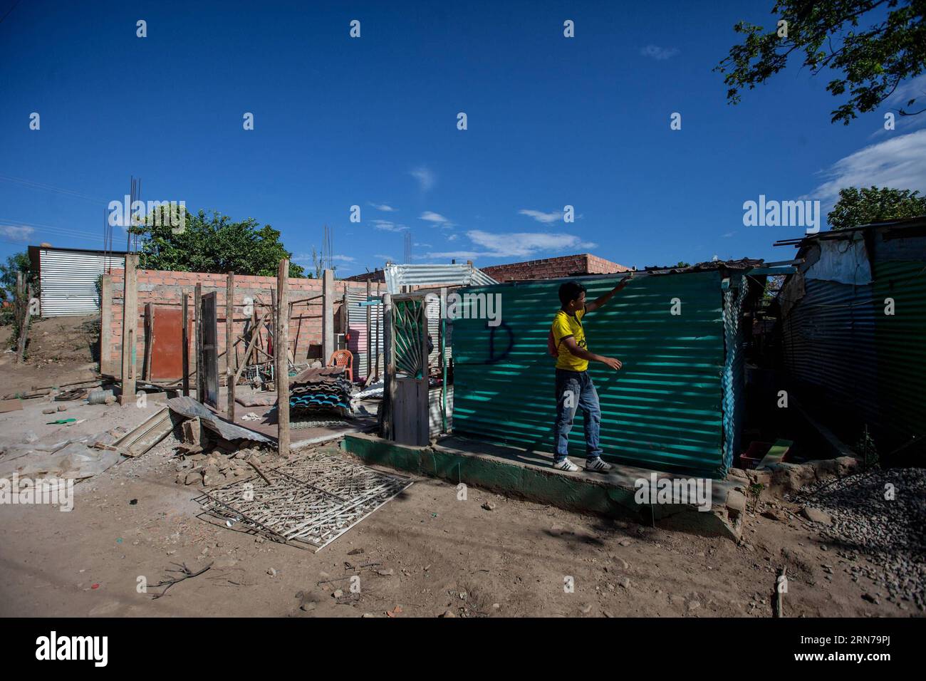 (150829) -- SAN ANTONIO, Aug. 28, 2015 -- A man points to a house marked by Venezuela authorities with the letter D in the shantytown known as La Invasion in San Antonio city, Venezuela, on Aug. 28, 2015. Venezuelan President Nicolas Maduro ordered last week the closure of the border with Colombia in San Antonio and Urena in the Venezuelan state of Tachira after the attack of alleged smugglers in which three members of the National Armed Bolivarian Force (FANB, for its acronym in Spanish) and a civilian were injured. ) (da) VENEZUELA-SAN ANTONIO-COLOMBIA-SECURITY-BORDER Str PUBLICATIONxNOTxINx Stock Photo
