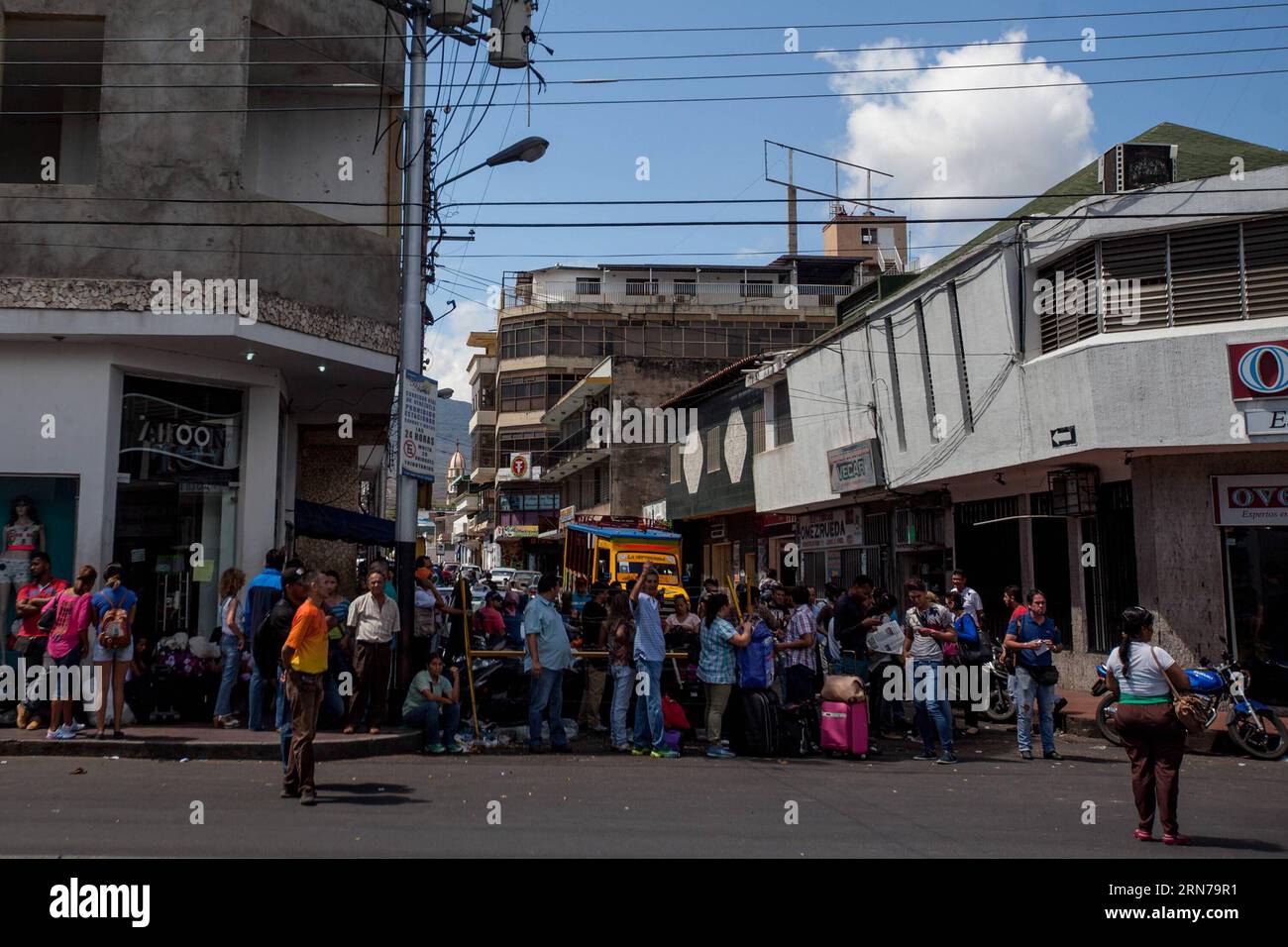 (150829) -- SAN ANTONIO, Aug. 28, 2015 -- People gather in front of a supermarket with their luggage, in San Antonio city, Venezuela, on Aug. 28, 2015. Venezuelan President Nicolas Maduro ordered last week the closure of the border with Colombia in San Antonio and Urena in the Venezuelan state of Tachira after the attack of alleged smugglers in which three members of the National Armed Bolivarian Force (FANB, for its acronym in Spanish) and a civilian were injured. ) (da) VENEZUELA-SAN ANTONIO-COLOMBIA-SECURITY-BORDER Str PUBLICATIONxNOTxINxCHN   San Antonio Aug 28 2015 Celebrities gather in F Stock Photo