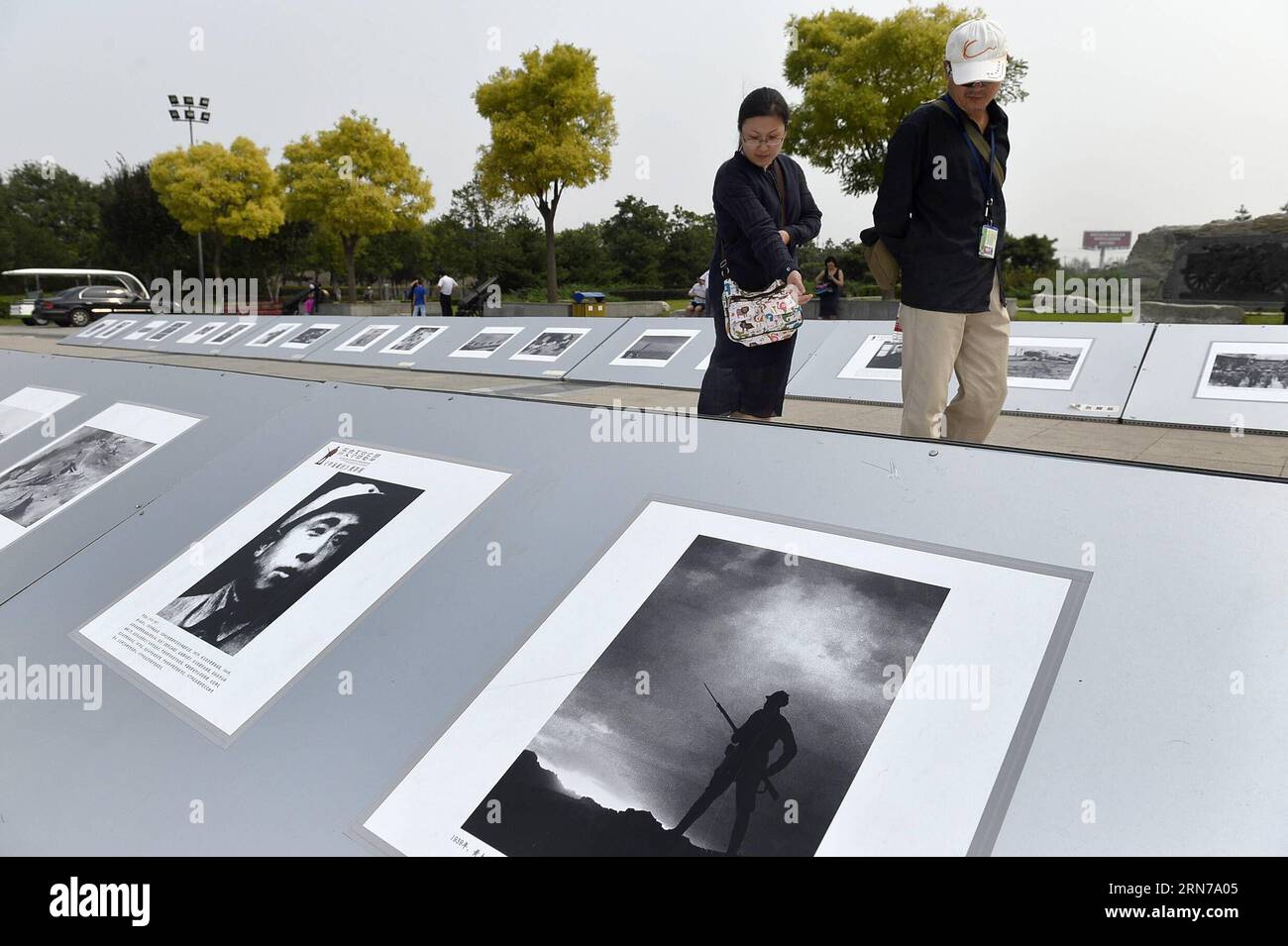 (150829) -- BEIJING, Aug. 29, 2015 -- People look at file pictures at Lugou Bridge where Japan launched the all-out war of aggression against China, in Beijing, Capital of China, Aug. 29, 2015. China will stage a military parade on Sept. 3 to commemorate the 70th anniversary of the victory of the Chinese People s War of Resistance Against Japanese Aggression and the World Anti-Fascist War. ) (dhf) CHINA-BEIJING-COUNTER-JAPANESE WAR OF AGGRESSION-SITE-VISIT (CN) PengxZhaozhi PUBLICATIONxNOTxINxCHN   150829 Beijing Aug 29 2015 Celebrities Look AT File Pictures AT Lugou Bridge Where Japan launche Stock Photo