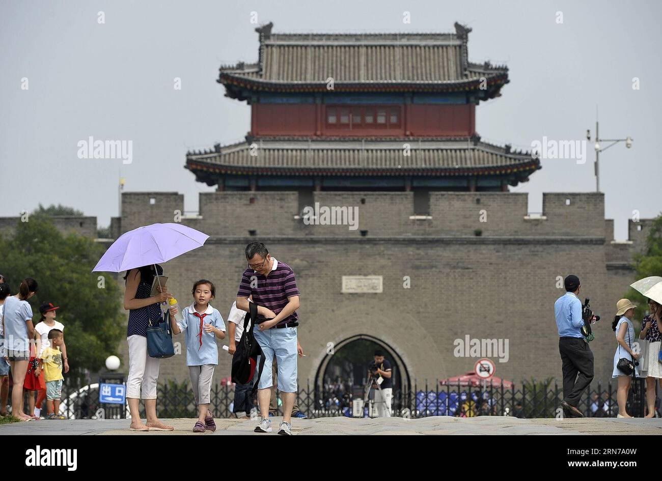 (150829) -- BEIJING, Aug. 29, 2015 -- People visit Lugou Bridge where Japan launched the all-out war of aggression against China, in Beijing, Capital of China, Aug. 29, 2015. China will stage a military parade on Sept. 3 to commemorate the 70th anniversary of the victory of the Chinese People s War of Resistance Against Japanese Aggression and the World Anti-Fascist War. ) (dhf) CHINA-BEIJING-COUNTER-JAPANESE WAR OF AGGRESSION-SITE-VISIT (CN) PengxZhaozhi PUBLICATIONxNOTxINxCHN   150829 Beijing Aug 29 2015 Celebrities Visit Lugou Bridge Where Japan launched The All out was of Aggression agains Stock Photo