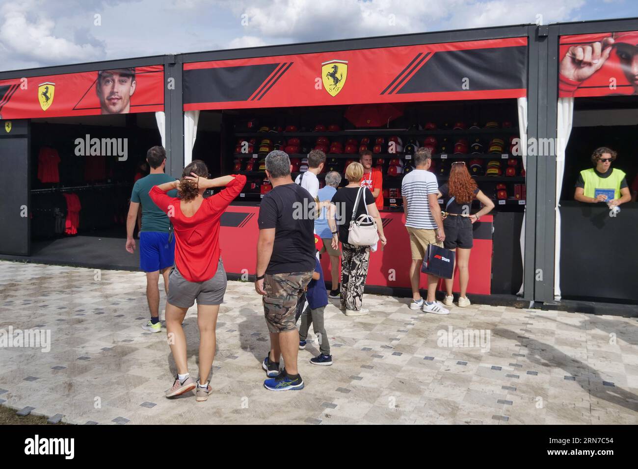 Fanzone Monza circuit 2023 with Pit Stop tests, challenges on latest
