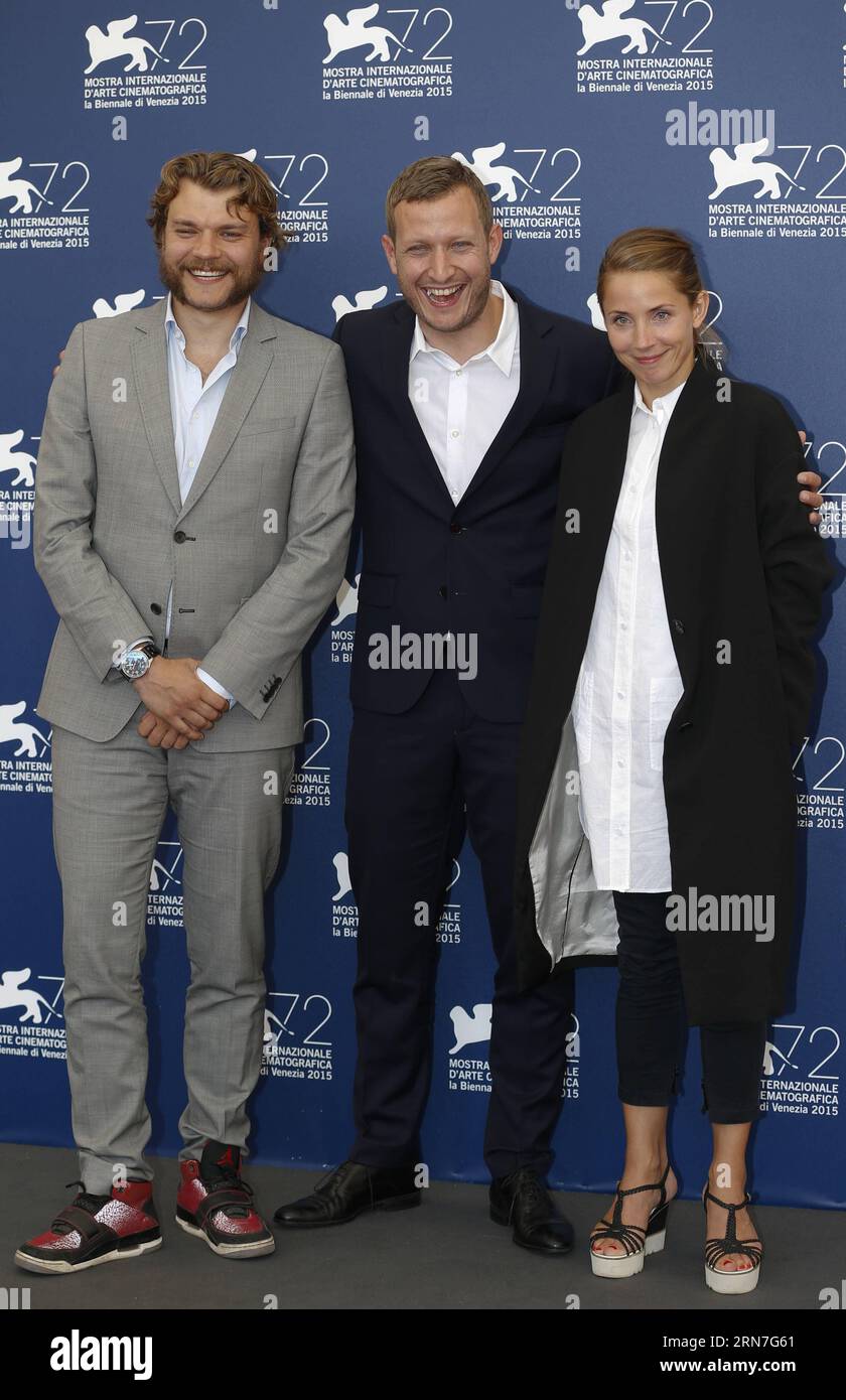 ENTERTAINMENT RED CARPET 72. Filmfest Venedig: Photocall A War (150905) -- VENICE, Sept. 5, 2015 -- Actor Pilou Asbaek (L), director Tobias Lindholm (C) and actress Tuva Novotny attend a photocall for A War during the 72nd Venice Film Festival at Lido island in Venice, Italy, Sept. 5, 2015. ) ITALY-VENICE-FILM-FESTIVAL-72ND-A WAR-PHOTOCALL YexPingfan PUBLICATIONxNOTxINxCHN   Entertainment Red Carpet 72 Film Festival Venice photo call a was 150905 Venice Sept 5 2015 Actor Pilou Asbaek l Director Tobias Lindholm C and actress Tuva Novotny attend a photo call for a was during The 72nd Venice Film Stock Photo