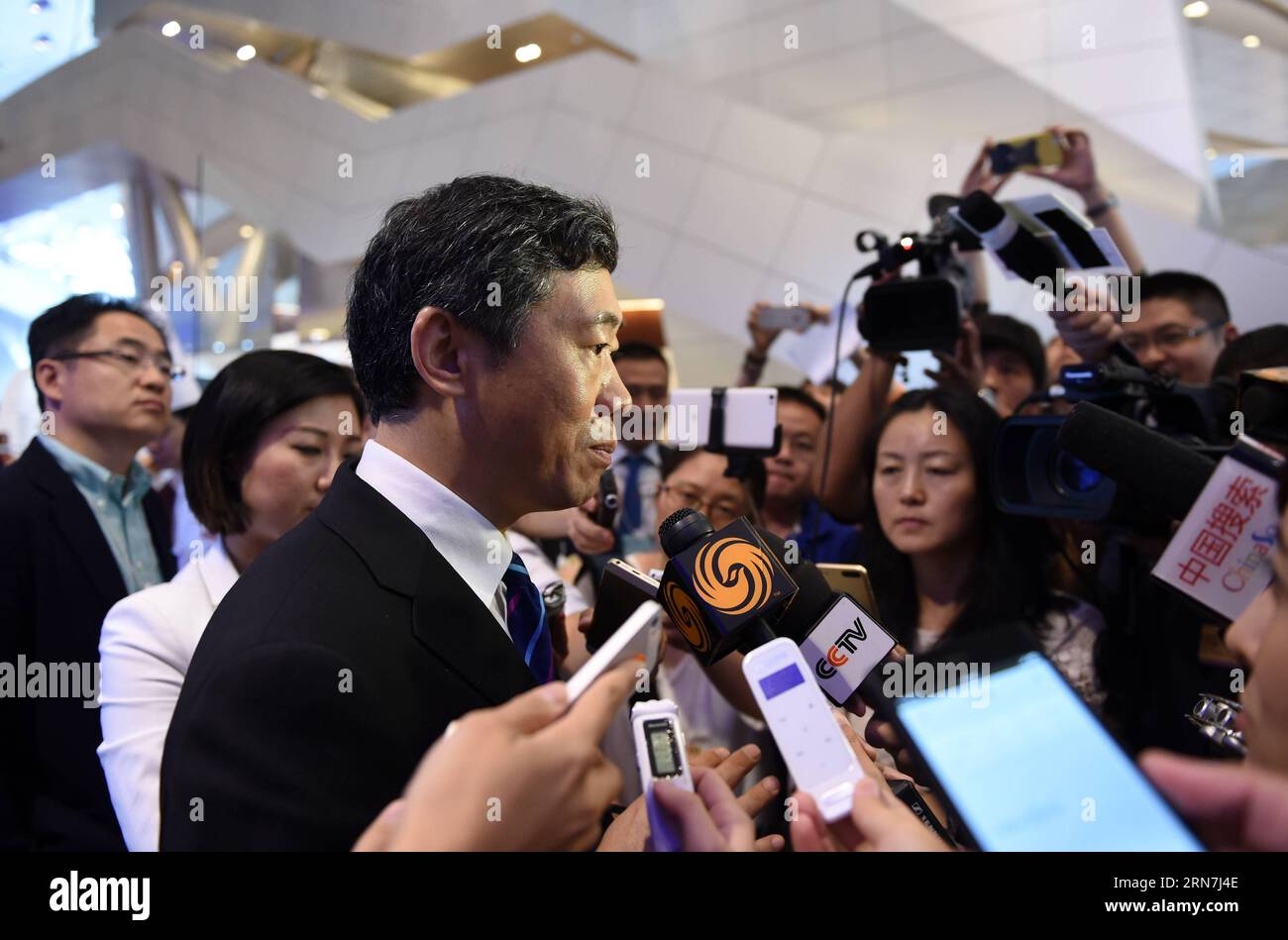 (150909) -- DALIAN, Sept. 9, 2015 -- Daokui Li, director of Tsinghua University s Center for China in the World Economy, is interviewed at the 2015 New Leaders Meeting of the World Economic Forum in Dalian, northeast China s Liaoning Province, Sept. 9, 2015. The three-day meeting will last from Sept. 9 to 11.) (lfj) CHINA-LIAONING-DALIAN-WEF (CN) LixGang PUBLICATIONxNOTxINxCHN   150909 Dalian Sept 9 2015 Daokui left Director of Tsinghua University S Center for China in The World Economy IS interviewed AT The 2015 New Leaders Meeting of The World Economic Forum in Dalian Northeast China S Liaon Stock Photo