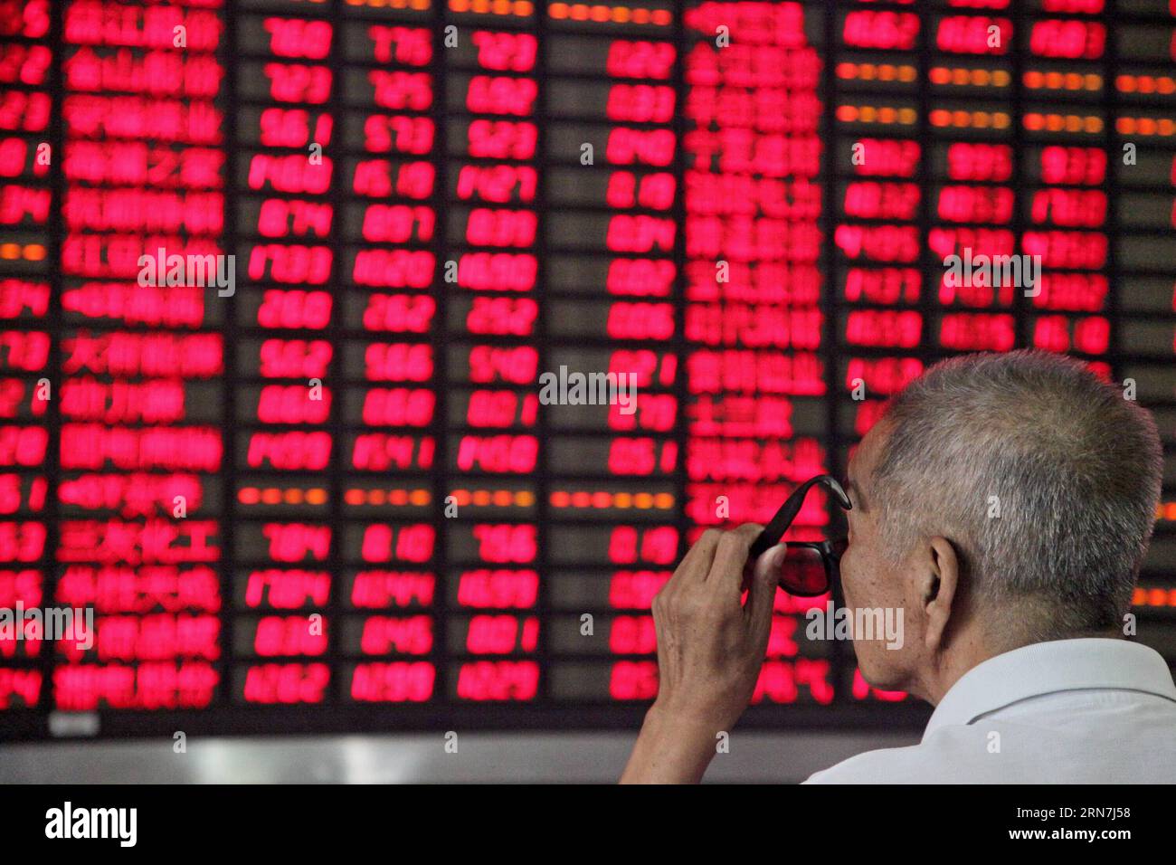 WIRTSCHAFT Börse in China (150909) -- SHANGHAI, Sept. 9, 2015 -- An investor looks through stock information at a trading hall of a securities firm in Shanghai, east China, Sept. 9, 2015. Chinese shares continued to rally on Wednesday with the benchmark Shanghai Composite Index up 2.29 percent to end at 3,243.09 points. The Shenzhen Component Index jumped 2.91 percent to close at 10,620.13 points. The ChiNext Index, which tracks China s NASDAQ-style board of growth enterprises, gained 3.53 percent to close at 2,071.72 points. ) (lfj) CHINA-STOCKS-RISE (CN) ZhuangxYi PUBLICATIONxNOTxINxCHN   Ec Stock Photo