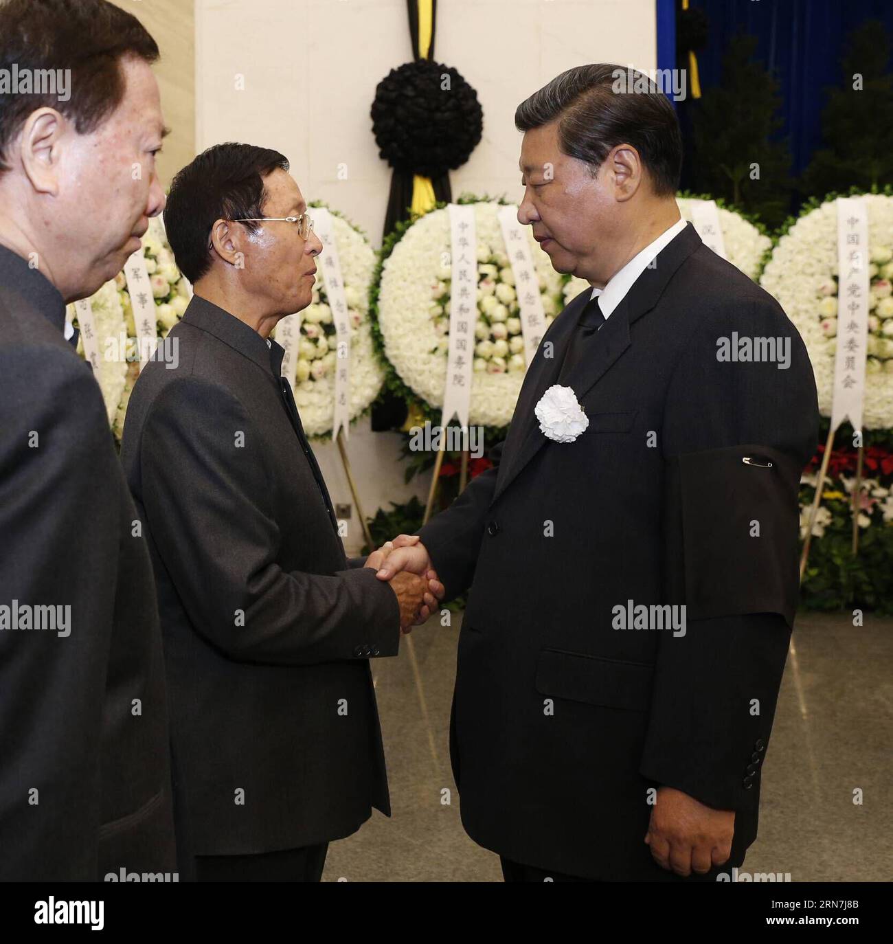 (150909) -- BEIJING, Sept. 9, 2015 -- Chinese President Xi Jinping (R, front) shakes hands with a family member of Zhang Zhen, former vice chairman of China s Central Military Commission, during Zhang s funeral at the Babaoshan Revolutionary Cemetery in Beijing, capital of China, Sept. 9, 2015. The body of Zhang Zhen was cremated Wednesday in Beijing. )(yxb) CHINA-BEIJING-ZHANG ZHEN-CREMATION (CN) JuxPeng PUBLICATIONxNOTxINxCHN   150909 Beijing Sept 9 2015 Chinese President Xi Jinping r Front Shakes Hands With a Family member of Zhang Zhen Former Vice Chairman of China S Central Military Commi Stock Photo