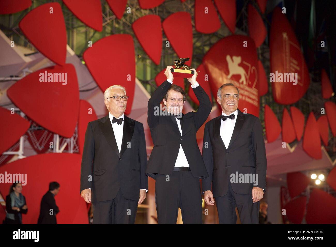(150912) -- VENICE, Sept. 12, 2015 -- Venezuelan director Lorenzo Vigas (C) poses with Venice Film Festival President Paolo Baratta (L) and director of the 72nd Venice Film Festival Alberto Barbera after he wins the Golden Lion prize for his movie Desde Alla (From Afar), during the award ceremony at the 72nd Venice Film Festival, at the Lido of Venice, Italy, Sept. 12, 2015. The Venezuelan film won the Golden Lion for Best Film, the highest prize awarded at the 72nd Venice International Film Festival which closed here at the Lido of Venice on Saturday. ) ITALY-VENICE-FILM-FESTIVAL-72ND-AWARD-G Stock Photo
