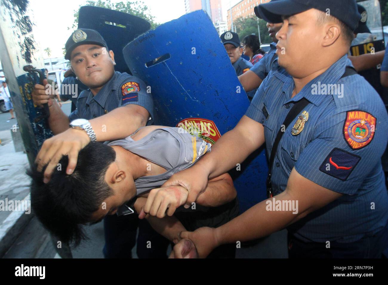 (150916) -- MANILA, Sept. 16, 2015 -- Policemen arrest an activist during a lightning protest rally in front of the U.S. Embassy in Manila, the Philippines, Sept. 16, 2015. A protest was held here on Wednesday to call for an end to the Enhanced Defense Cooperation Agreement (EDCA) between the Philippines and the U.S.. ) (zjy) PHILIPPINES-MANILA-U.S. EMBASSY-PROTEST RALLY RouellexUmali PUBLICATIONxNOTxINxCHN   Manila Sept 16 2015 Policemen Arrest to Activist during a Lightning Protest Rally in Front of The U S Embassy in Manila The Philippines Sept 16 2015 a Protest what Hero Here ON Wednesday Stock Photo