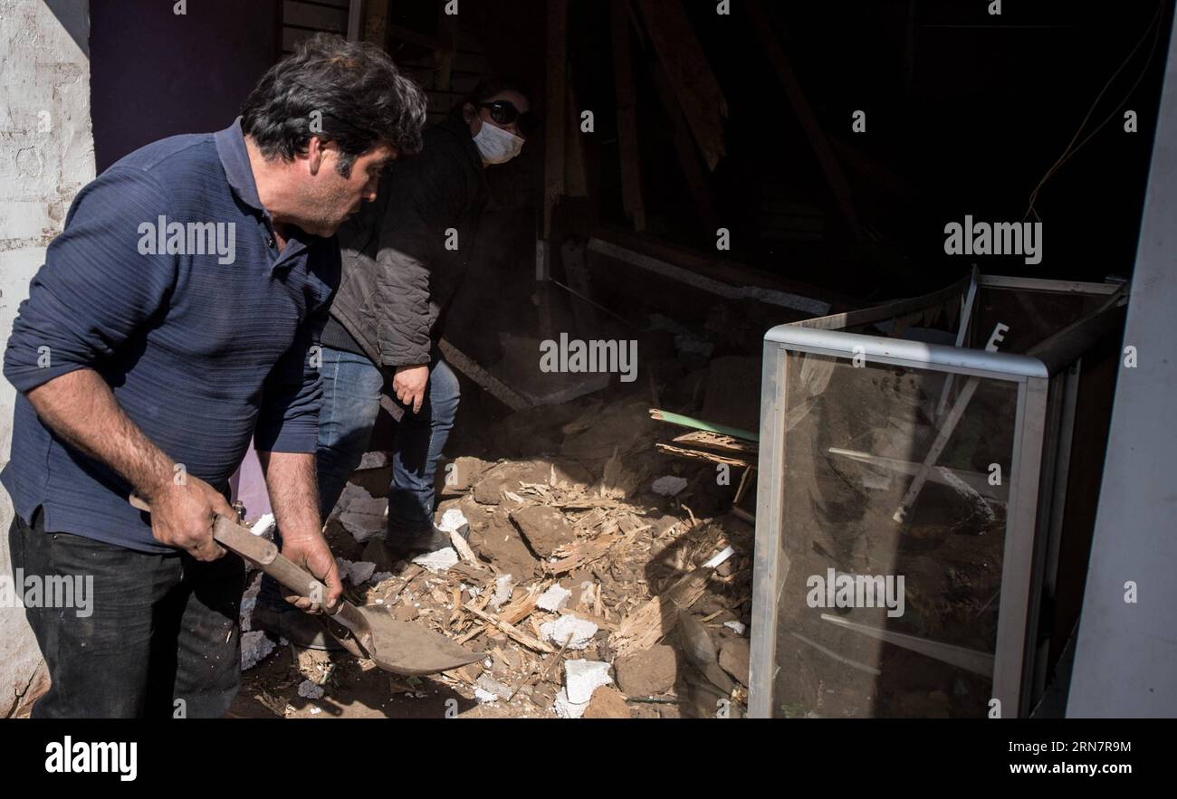 People remove debris of a building after an earthquake in the city of Illapel, Coquimbo Region, north of Chile, on Sept. 17, 2015. Chilean President Michelle Bachelet on Thursday declared a state of emergency for the coastal region of Coquimbo which bore the brunt of the 8.4-magnitude earthquake on Wednesday night. Jorge Villegas) (rtg) CHILE-ILLAPEL-ENVIRONMENT-EARTHQUAKE e JORGExVILLEGAS PUBLICATIONxNOTxINxCHN   Celebrities REMOVE debris of a Building After to Earthquake in The City of Illapel Coquimbo Region North of Chile ON Sept 17 2015 Chilean President Michelle Bachelet ON Thursday decl Stock Photo