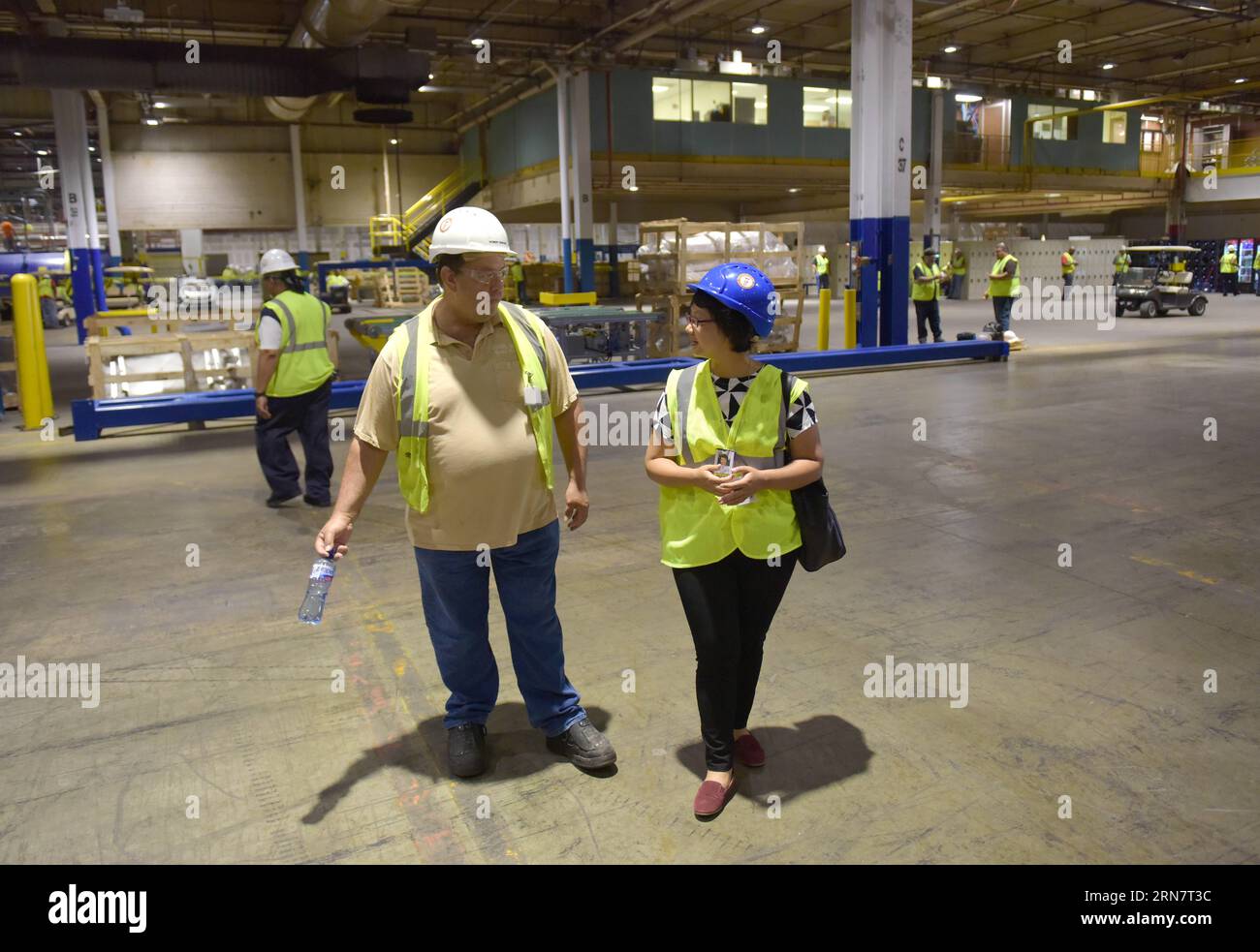 (150919) MORAINE, Sept. 19, 2015 Robert Semons (L) talks to a