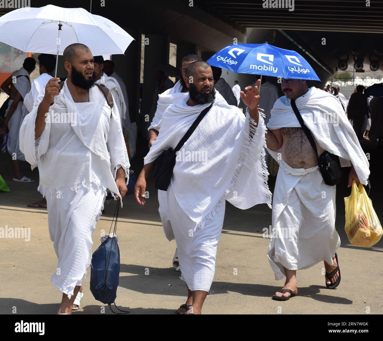 (150922) -- MECCA, Sept. 22, 2015 -- Pilgrims walk toward Mina, about seven km from Mecca, in Saudi Arabia, Sept. 22, 2015. According to the rigid Hajj schedule, pilgrims will pray and stay overnight in tents of Mina, before moving on to Arafat, a barren and plain land some 20 km east of Mecca, and then to Muzdalifah, an area between Arafat and Mina, to celebrate Eid al-Adha, or the Feast of Sacrifice. ) (djj) SAUDI ARABIA-MECCA-HAJJ MinxJunqing PUBLICATIONxNOTxINxCHN   Mecca Sept 22 2015 PilgrimS Walk Toward Mina About Seven km from Mecca in Saudi Arabia Sept 22 2015 According to The rigid Ha Stock Photo