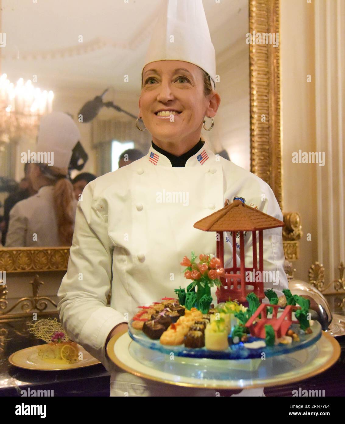 WASHINGTON, Sept. 24, 2015 -- The pastry chef displays a dessert that  features a Chinese-style chocolate pavilion and bridge at the White House in  Washington, D.C., the United States, Sept. 24, 2015., image size:1133x1390