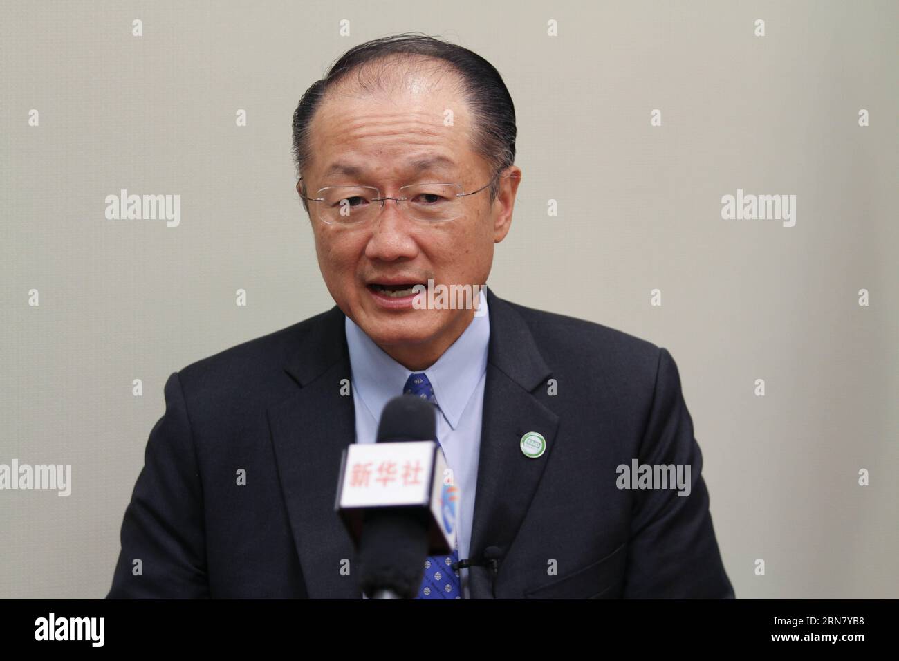 NEW YORK, Sept. 24, 2015 -- World Bank President Jim Yong Kim speaks during a group interview at the bank s New York office, the United States, Sept. 24, 2015. China has an important role to play in realizing global poverty reduction targets, World Bank President Jim Yong Kim said on the occasion of Chinese President Xi Jinping s scheduled attendance at the UN Sustainable Development Summit. ) (djj) U.S.-NEW YORK-XI JINPING-VISIT-WORLD BANK-JIM YONG KIM HuxYousong PUBLICATIONxNOTxINxCHN   New York Sept 24 2015 World Bank President Jim Yong Kim Speaks during a Group Interview AT The Bank S New Stock Photo