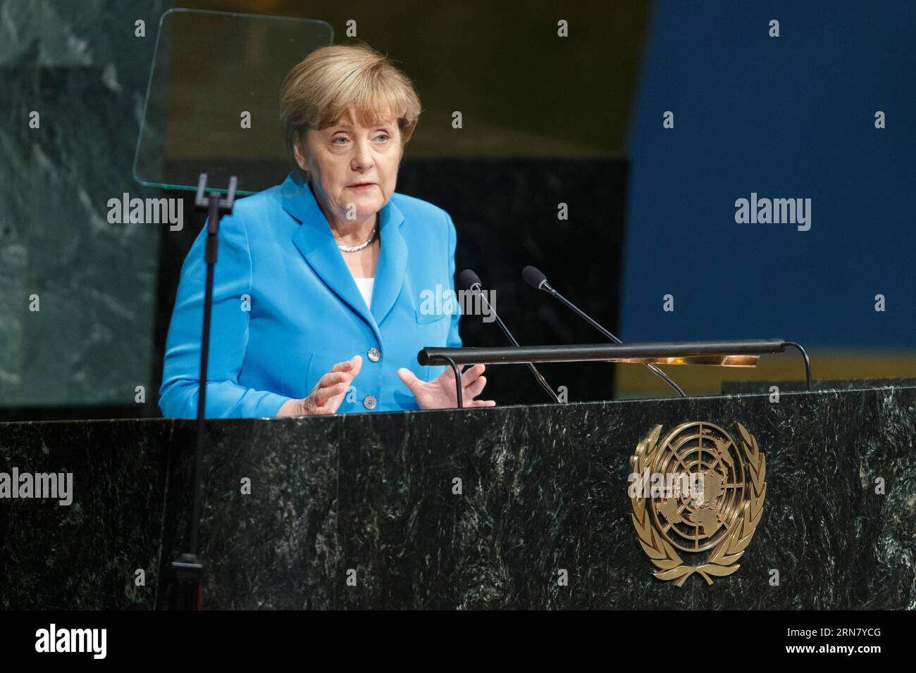 POLITIK Angela Merkel spricht vor der UNO (150925) -- NEW YORK, Sept. 25, 2015 -- German chancellor Angela Merkel addresses the Sustainable Development Summit at United Nations headquarters in New York, Sept. 25, 2015. A momentous sustainable development agenda, which charts a new era of sustainable development until 2030, was adopted on Friday by 193 UN member states at the UN Sustainable Development Summit at the UN headquarters in New York. ) UN-NEW YORK-SUSTAINABLE DEVELOPMENT SUMMIT-AGENDA-ADOPTED LixMuzi PUBLICATIONxNOTxINxCHN   politics Angela Merkel speaks before the UN  New York Sept Stock Photo