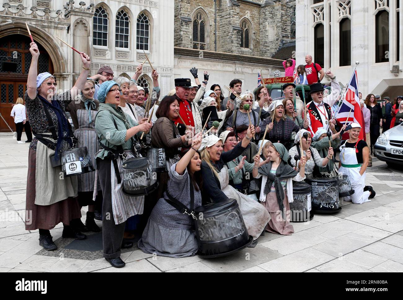 (150928) -- LONDON, Sept. 27, 2015 -- People dressed as costermongers of the 19th century pose for photos during the annual Costermonger s Harvest Festival in London, Britain on Sept. 27, 2015. Pearly Kings and Queens who wear their traditional pearl-button suits paraded from Guildhall to St Mary-le-Bow church during the Costermonger s Harvest Festival. )(cl) BRITAIN-LONDON-COSTERMONGER S HARVEST FESTIVAL HanxYan PUBLICATIONxNOTxINxCHN   London Sept 27 2015 Celebrities Dressed As costermonger of The 19th Century Pose for Photos during The Annual costermonger S Harvest Festival in London Britai Stock Photo