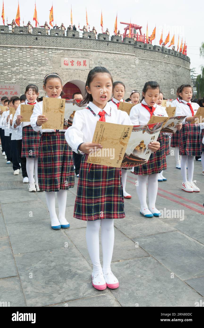 (150928) -- QUFU, Sept. 28, 2015 -- Students wearing traditional costumes recite the Analects of Confucius during a ritual to mark the 2,566th anniversary of Confucius birthday at the Confucius Temple in Qufu, east China s Shandong Province, Sept. 28, 2015. The ritual worshipping Confucius was held at the Temple of Confucius in Qufu Monday, the birthplace of the ancient philosopher. Confucius (551 BC-479 BC) was a great thinker, philosopher, and educator in ancient China. He devoted his whole life to teaching people four things: culture, conduct, loyalty and honesty. Confucius and his philosop Stock Photo