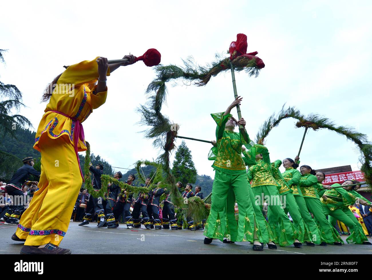 (150928) -- ENSHI, Sept. 28, 2015 -- People of Tujia Ethnicity celebrate Mid-Autumn Festival with straw dragon dance in Longtan village, Xuan en county, Enshi, Hubei Province, Sept. 27, 2015. The straw dragon dance was originally a ritual event of Tujia Ethnicity, and was listed in the Provincial intangible cultural heritage of Hubei in 2013. ) (dhf) CHINA-HUBEI-ENSHI-TUJIA ETHNICITY-MID-AUTUMN FESTIVAL (CN) SongxWen PUBLICATIONxNOTxINxCHN   Enshi Sept 28 2015 Celebrities of Tujia ethnicity Celebrate Mid Autumn Festival With Straw Dragon Dance in Longtan Village Xuan en County Enshi Hubei Prov Stock Photo
