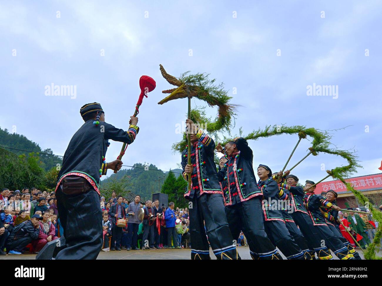 (150928) -- ENSHI, Sept. 28, 2015 -- People of Tujia Ethnicity celebrate Mid-Autumn Festival with straw dragon dance in Longtan village, Xuan en county, Enshi, Hubei Province, Sept. 27, 2015. The straw dragon dance was originally a ritual event of Tujia Ethnicity, and was listed in the Provincial intangible cultural heritage of Hubei in 2013. ) (dhf) CHINA-HUBEI-ENSHI-TUJIA ETHNICITY-MID-AUTUMN FESTIVAL (CN) SongxWen PUBLICATIONxNOTxINxCHN   Enshi Sept 28 2015 Celebrities of Tujia ethnicity Celebrate Mid Autumn Festival With Straw Dragon Dance in Longtan Village Xuan en County Enshi Hubei Prov Stock Photo
