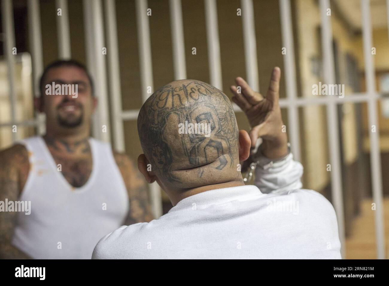 (150930) -- GUATEMALA CITY, Sept. 30, 2015 -- Gangsters keep under custody in the Tower of Courts, in Guatemala City, capital of Guatemala, Sept. 30, 2015. A gang member was killed and two others wounded by rival gangsters of Barrio 18 and Mara Salvatrucha while they were held under custody in the Tower of Courts basement, located in the Civic Center of the Guatemalan capital, according to local press information. Luis Echeverria) (jg) (sp) GUATEMALA-GUATEMALA CITY-VIOLENCE e LuisxEcheverria PUBLICATIONxNOTxINxCHN   Guatemala City Sept 30 2015 Gangsters keep Under custody in The Tower of Court Stock Photo