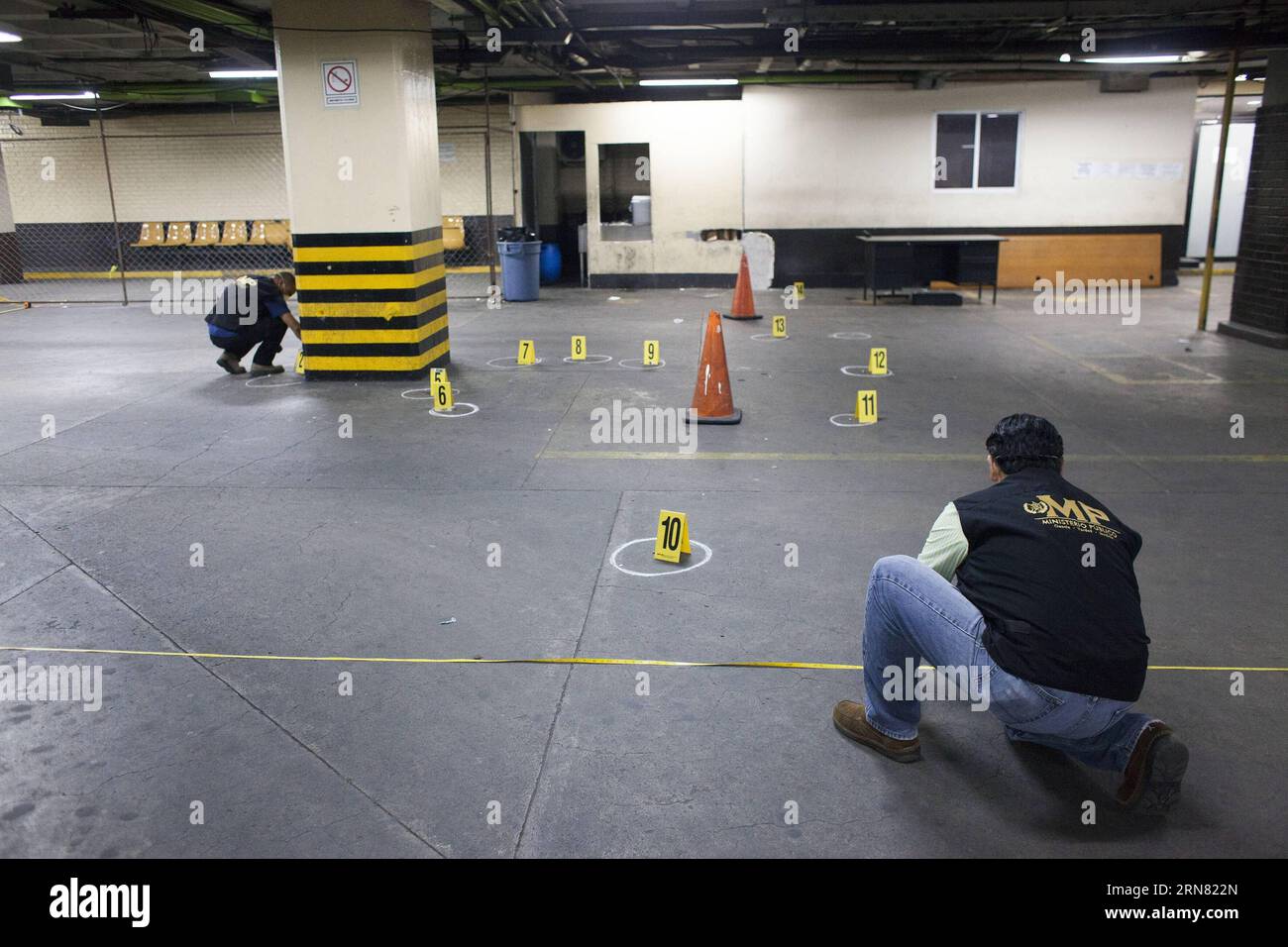 (150930) -- GUATEMALA CITY, Sept. 30, 2015 -- Prosecutors from Public Prosecutor s Office investigate in the Tower of Courts, in Guatemala City, capital of Guatemala, Sept. 30, 2015. A gang member was killed and two others wounded by rival gangsters of Barrio 18 and Mara Salvatrucha while they were held under custody in the Tower of Courts basement, located in the Civic Center of the Guatemalan capital, according to local press information.Luis Echeverria) (jg) (sp) GUATEMALA-GUATEMALA CITY-VIOLENCE e LuisxEcheverria PUBLICATIONxNOTxINxCHN   Guatemala City Sept 30 2015 Prosecutors from Public Stock Photo