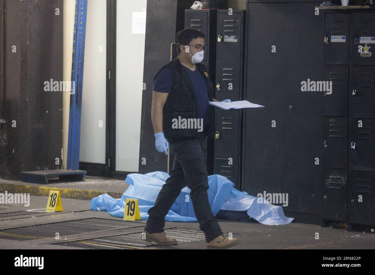 (150930) -- GUATEMALA CITY, Sept. 30, 2015 -- A prosecutor from Public Prosecutor s Office investigates in the Tower of Courts, in Guatemala City, capital of Guatemala, Sept. 30, 2015. A gang member was killed and two others wounded by rival gangsters of Barrio 18 and Mara Salvatrucha while they were held under custody in the Tower of Courts basement, located in the Civic Center of the Guatemalan capital, according to local press information.Luis Echeverria) (jg) (sp) GUATEMALA-GUATEMALA CITY-VIOLENCE e LuisxEcheverria PUBLICATIONxNOTxINxCHN   Guatemala City Sept 30 2015 a Prosecutor from Publ Stock Photo