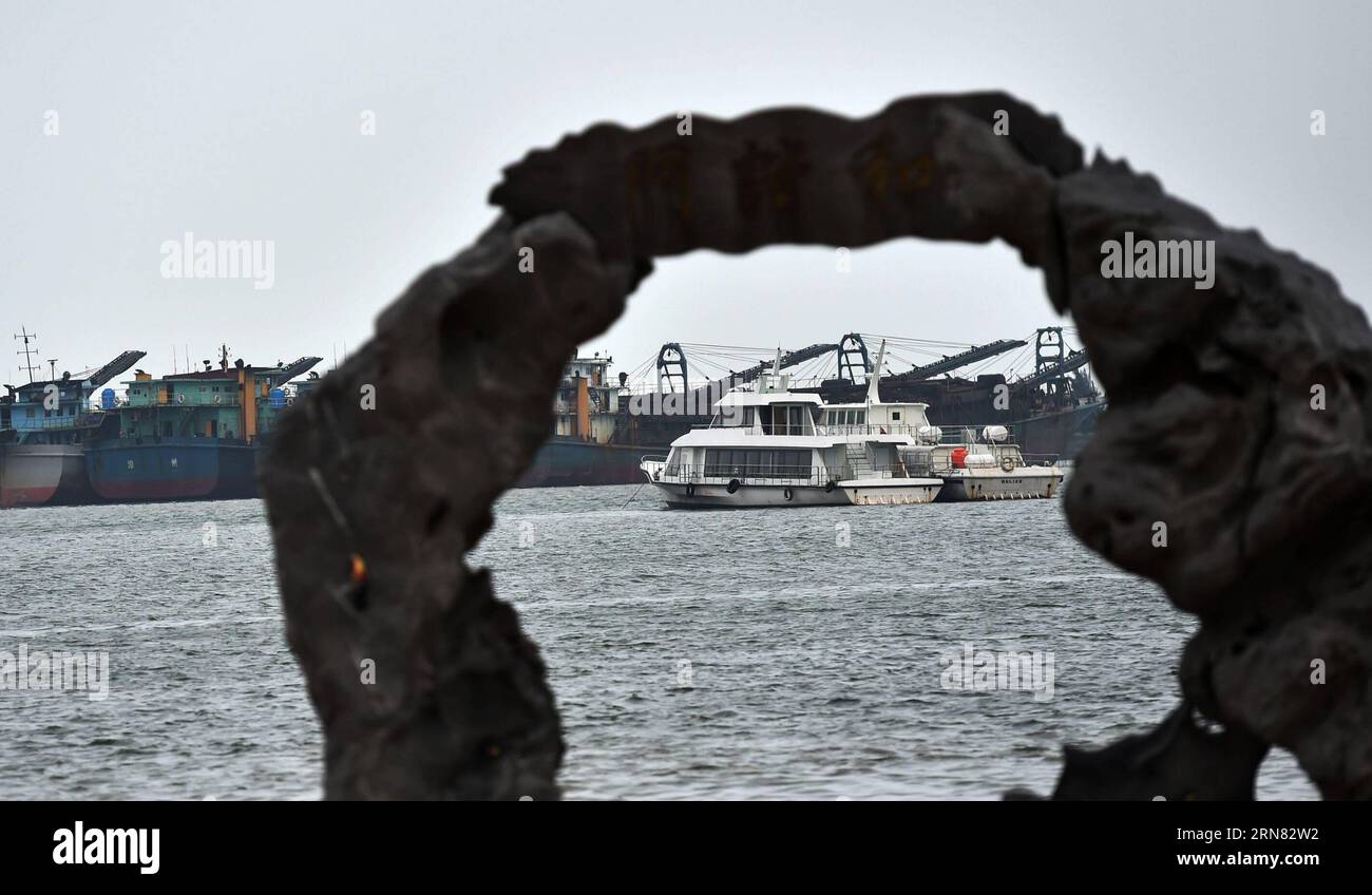 (151003) -- HAIKOU, Oct. 3, 2015 -- Ships berth at Xiuying harbor in Haikou, capital of south China s Hainan Province, Oct. 3, 2015. A tropical depression strengthened to become Typhoon Mujigae early Friday morning, and the storm was still gathering power as it entered the eastern part of the South China sea. ) (zkr) CHINA-HAINAN-TYPHOON MUJIGAE-APPROACHING(CN) ZhaoxYingquan PUBLICATIONxNOTxINxCHN   Haikou OCT 3 2015 Ships Berth AT Xiuying Harbor in Haikou Capital of South China S Hainan Province OCT 3 2015 a Tropical Depression strengthened to Become Typhoon Mujigae Early Friday Morning and T Stock Photo