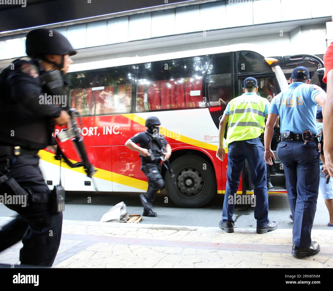 (151008) MANILA, Oct. 8, 2015 Policemen respond to a hostage