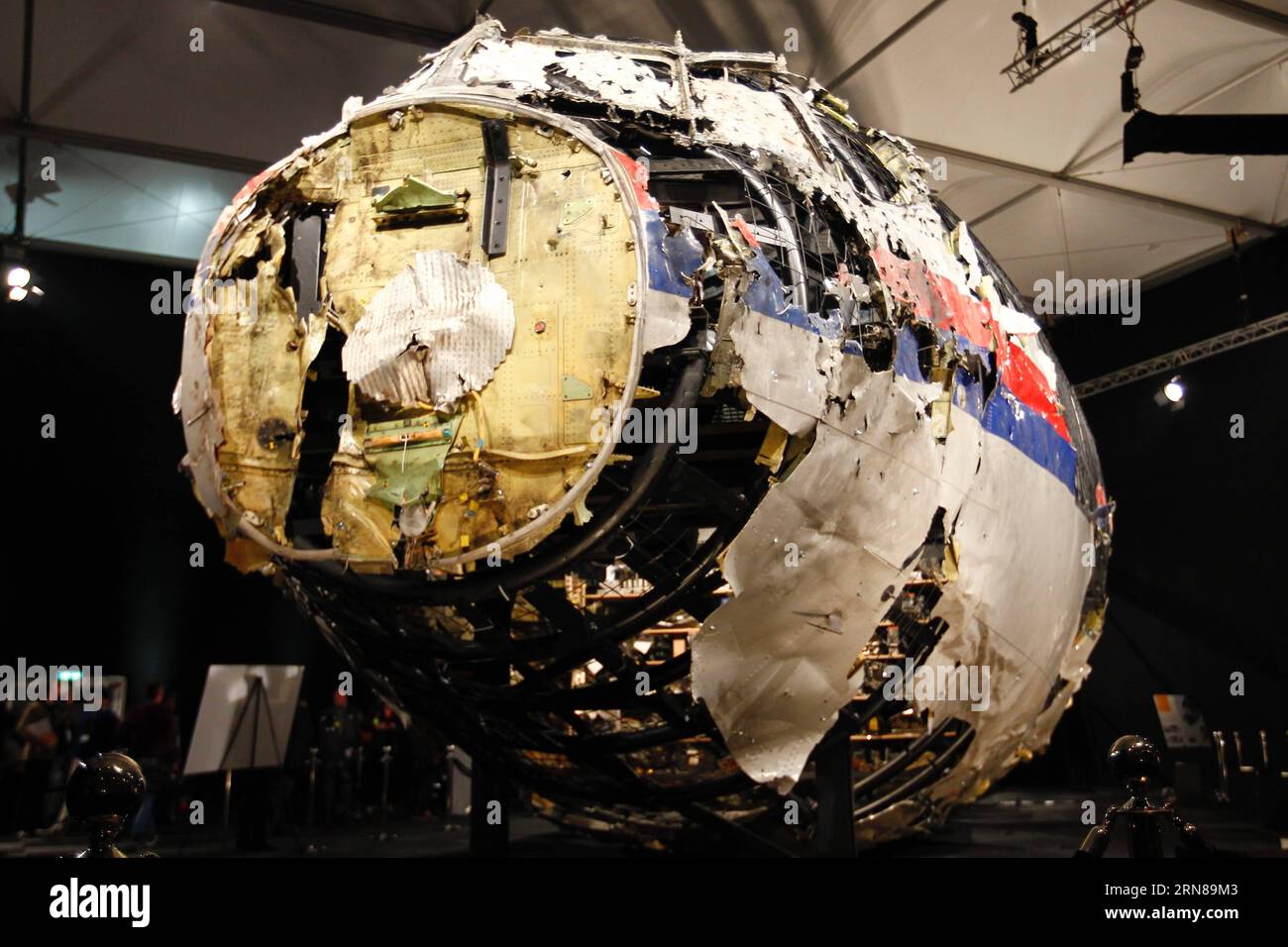 AKTUELLES ZEITGESCHEHEN Flugzeugunglück MH17: Niederländer präsentieren Abschlussbericht 151013 -- GILZE-RIJEN AIR BASE THE NETHERLANDS, Oct. 13, 2015 -- Wreckage of flight MH17 is seen after the presentation of the investigation report on the cause of its crash, at the Gilze-Rijen air base, the Netherlands, on Oct. 13, 2015. The crash of flight MH17 on 17 July last year was caused by the detonation of a 9N314M-type warhead launched from eastern Ukraine using a Buk missile system, said the investigation report published Tuesday by the Dutch Safety Board DSB.  NETHERLANDS-MH17-REPORT SylviaxLed Stock Photo